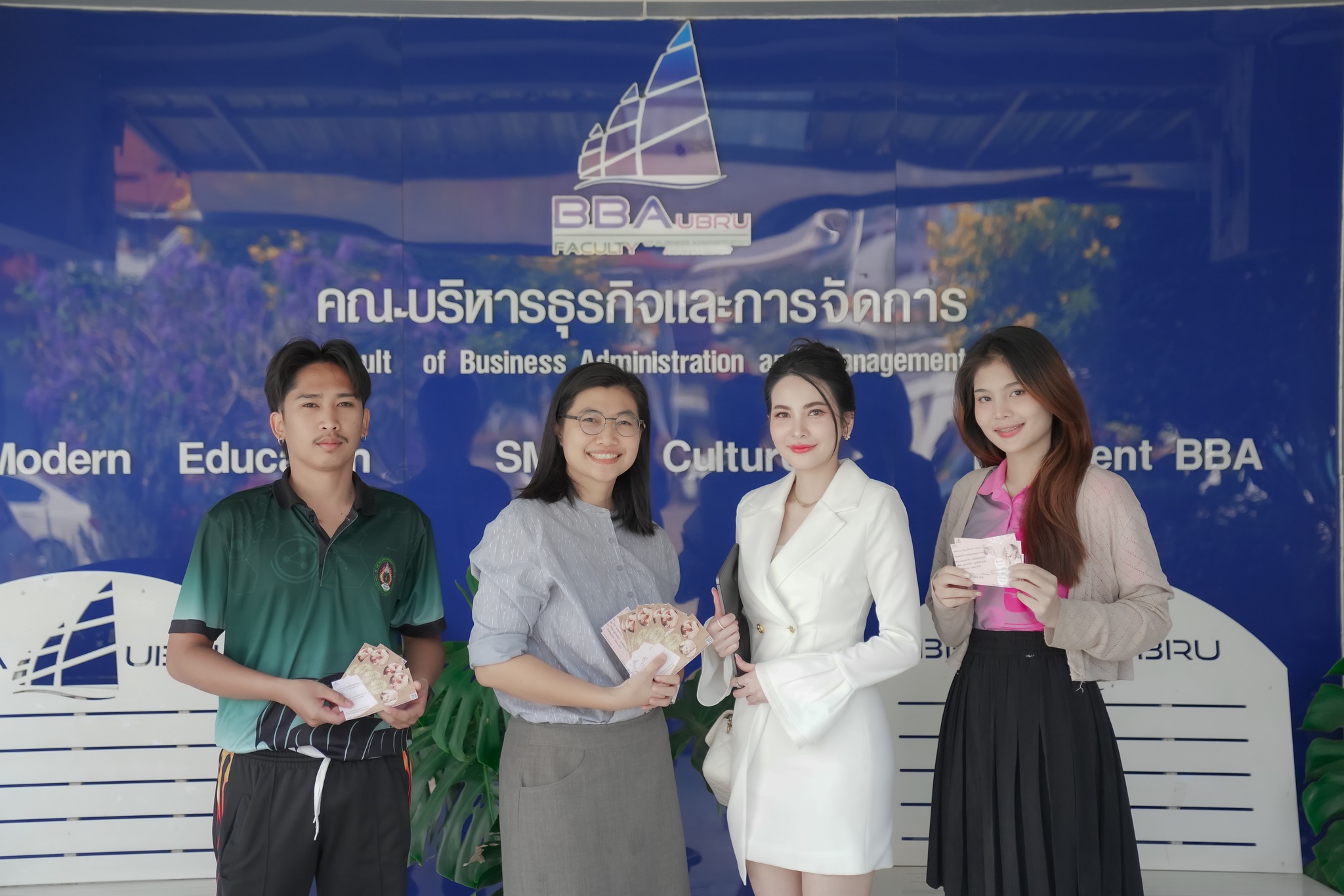 วันที่ 14 ก.พ. 67 รศ.ดร.ประนอม คำผา คณบดีคณะบริหารธุรกิจและการจัดการ และ ผศ.ดร.ฐิติพร อุ่นใจ รองคณบดีฝ่ายวิชาการ ร่วมต้อนรับ คุณณภัชชา ณิศาณฐมณ (พี่อิ๊งค์) ตำแหน่ง ผู้จัดการ DAC Clinic ศิษย์เก่าหลักสูตรบริหารธุรกิจมหาบัณฑิต สาขาวิชาการจัดการ (MBA) คณะบ