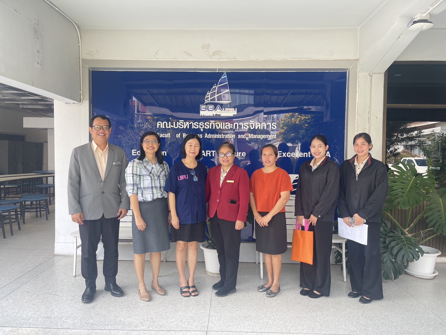 วันที่ 8 ก.พ. 67 รศ.ดร.ประนอม คำผา คณบดีคณะบริหารธุรกิจและการจัดการ พร้อมด้วยผู้บริหารและบุคลากร ร่วมต้อนรับ คุณเกษร ปัตตา หัวหน้าฝ่ายบุคคล และบุคลากร บริษัทสินทรัพย์ก้าวหน้าคอร์ปอเรชั่น จำกัด เพื่อร่วมเสนอแนวทางการจัดทำความร่วมมือในการพัฒนานักศึกษาฝึกประ