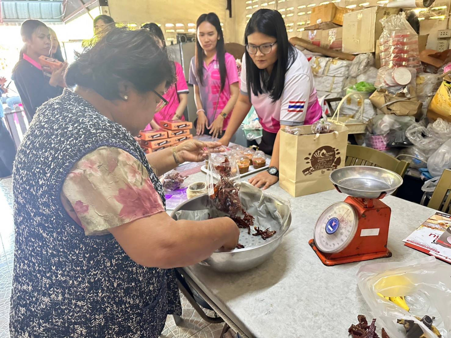 วันเสาร์ที่ 27 มกราคม 2567 ในรายวิชาการตลาดสำหรับธุรกิจชุมชน อาจารย์ผู้สอน ผศ.ดร.บุษยมาส ชื่นเย็น ได้มีโอกาสสำรวจปัญหาวิสาหกิจชุมชนหมูสวรรค์ เจ๊เล็ก ที่อยู่ เลขที่ 483/5 หมู่ที่ 4 ถ.ชยางกรู ต.ขามใหญ่ อ.เมือง จ.อุบลราชธานี