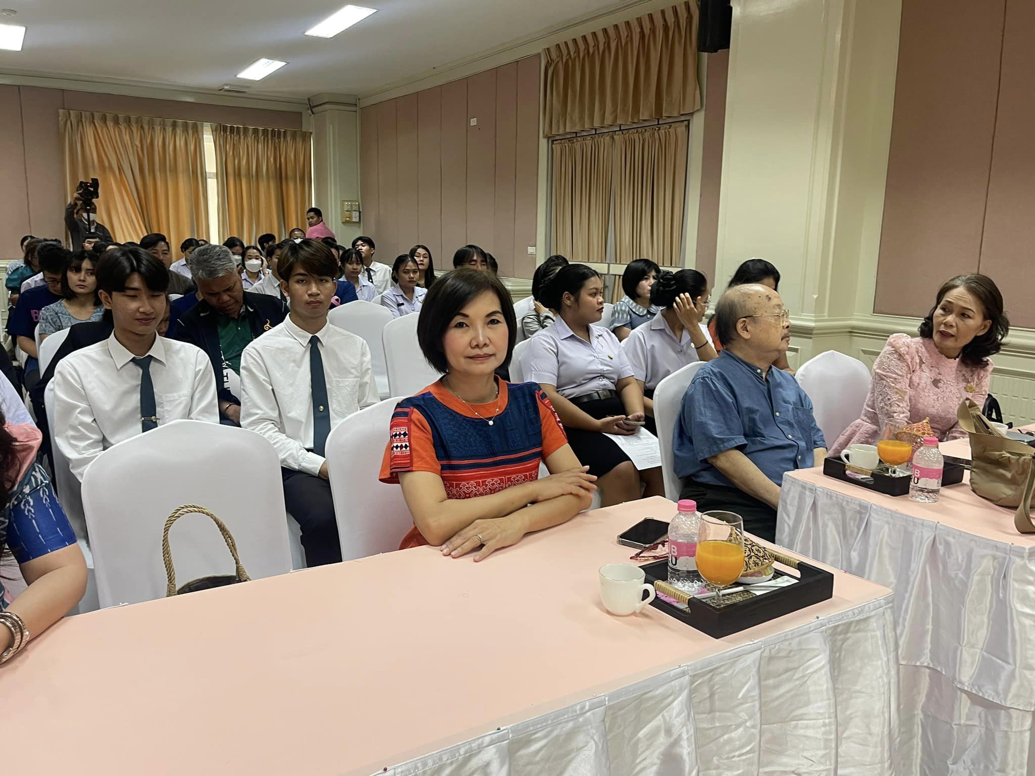 รองศาสตรจารย์ ดร.ประนอม คำผา คณบดีคณะบริหารธุรกิจและการจัดการ มอบหมายให้ รองศาสตราจารย์ ดร.ปิยกนิฏฐ์ โชติวนิช รองคณบดีฝ่ายบริหาร อาจารย์พรชัย วีระนันทาเวทย์ รองคณบดีฝ่ายพัฒนานักศึกษา นำคณาจารย์ บุคลากร และนักศึกษาเข้าร่วมกิจกรรมประชุมวิชาการเรื่อง ?จากอ