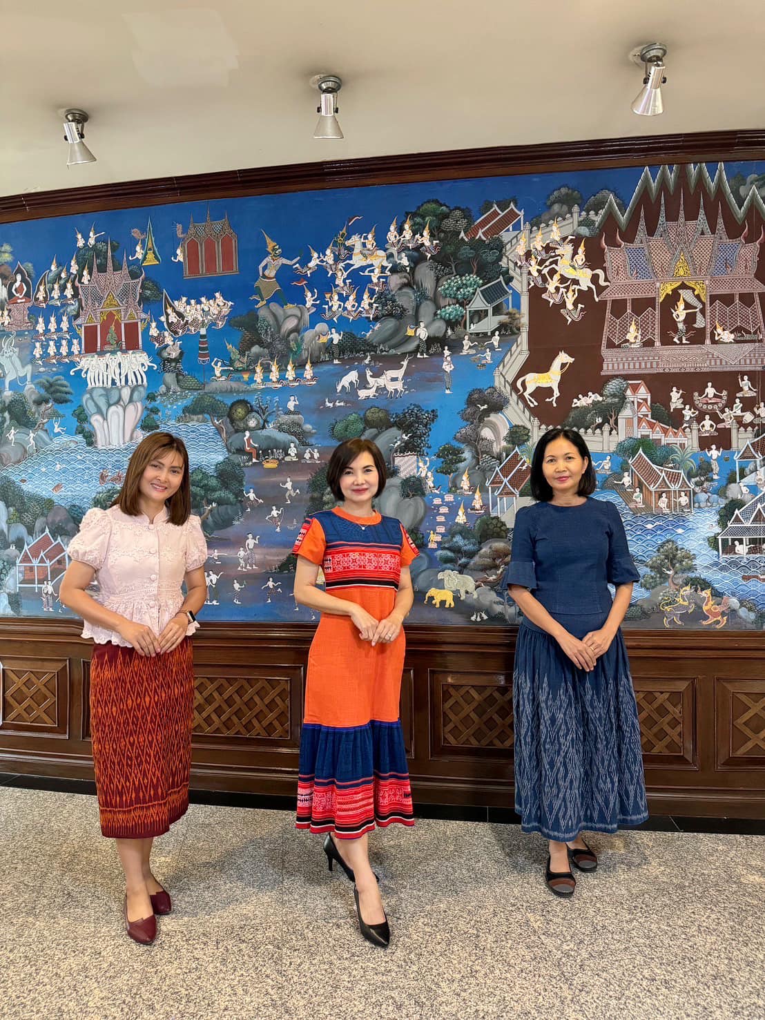 รองศาสตรจารย์ ดร.ประนอม คำผา คณบดีคณะบริหารธุรกิจและการจัดการ มอบหมายให้ รองศาสตราจารย์ ดร.ปิยกนิฏฐ์ โชติวนิช รองคณบดีฝ่ายบริหาร อาจารย์พรชัย วีระนันทาเวทย์ รองคณบดีฝ่ายพัฒนานักศึกษา นำคณาจารย์ บุคลากร และนักศึกษาเข้าร่วมกิจกรรมประชุมวิชาการเรื่อง ?จากอ