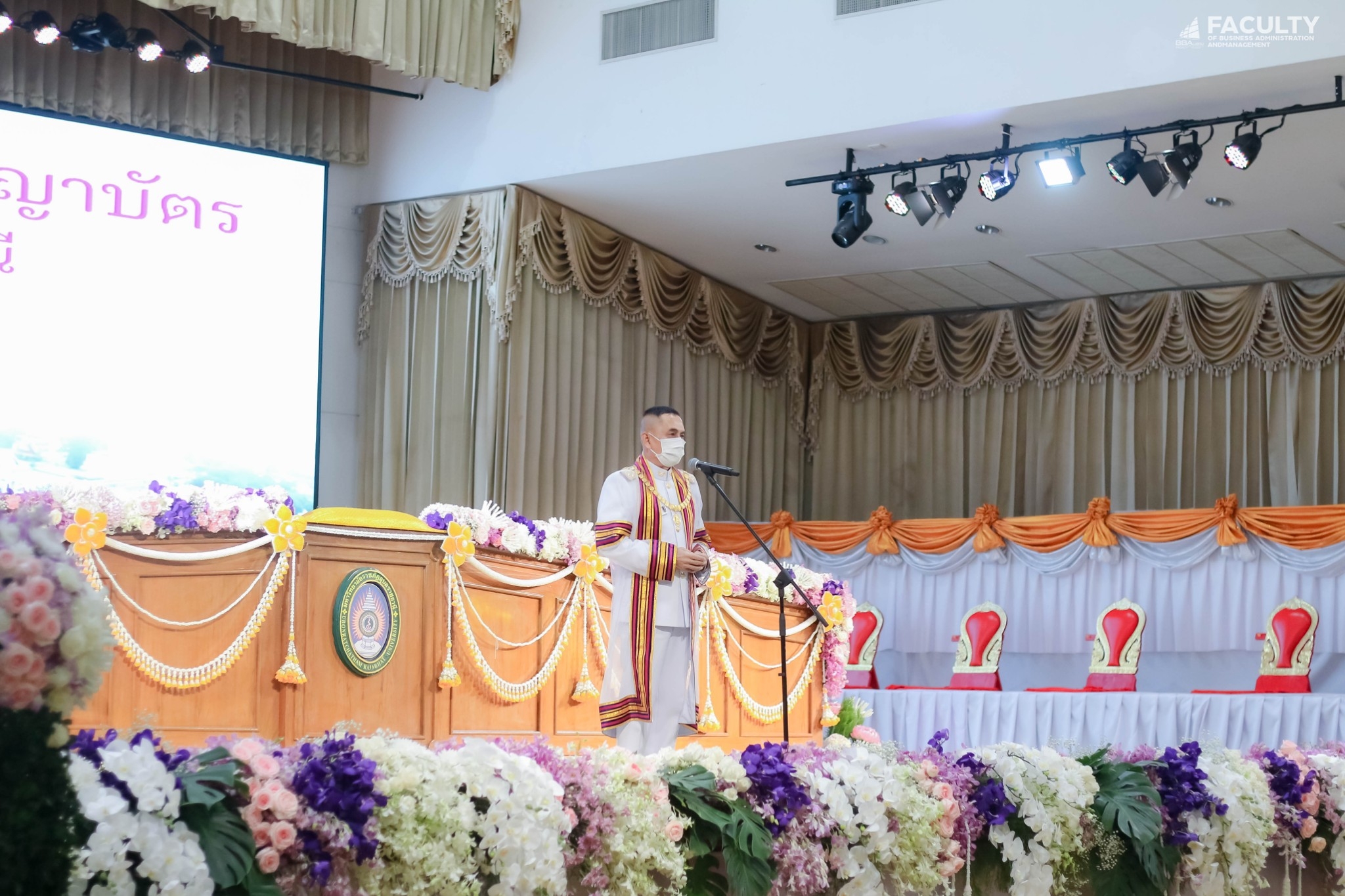 4 ก.ย. 66 พลเอก นิรุทธ เกตุสิริ นายกสภามหาวิทยาลัย พร้อมด้วย รศ.ธรรมรักษ์ ละอองนวล รักษาราชการแทนอธิการบดี กล่าวแสดงความยินดีกับบัณฑิตที่สำเร็จการศึกษาและเข้าฝึกซ้อมพิธีพระราชทานปริญญาบัตร