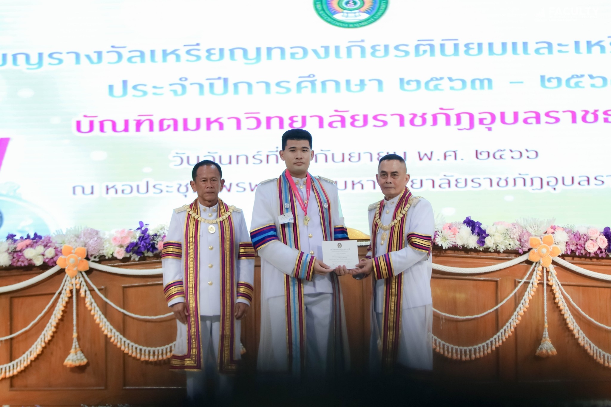 4 ก.ย. 66 พลเอก นิรุทธ เกตุสิริ นายกสภามหาวิทยาลัย พร้อมด้วย รศ.ธรรมรักษ์ ละอองนวล รักษาราชการแทนอธิการบดี กล่าวแสดงความยินดีกับบัณฑิตที่สำเร็จการศึกษาและเข้าฝึกซ้อมพิธีพระราชทานปริญญาบัตร