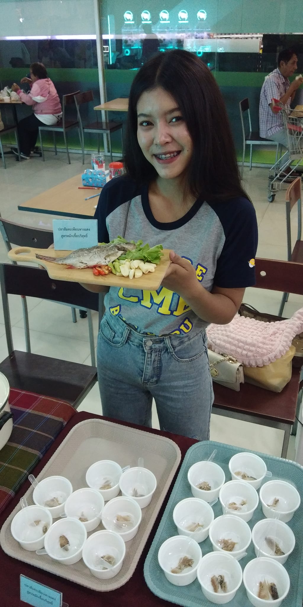 CME เราพร้อมให้นักศึกษาฝึกปฏิบัติจริง ทดสอบการนำสินค้าออกสู่ตลาดจริง พร้อมให้นักศึกษาได้เรียนรู้นอกห้องเรียนกับผู้ประกอบการตัวจริง กว่าจะได้ 1 ผลิตภัณฑ์ใหม่ที่พร้อมส่งมอบคุณค่าที่ดีให้ลูกค้า อาหารปลอดภัย อาหารท้องถิ่น