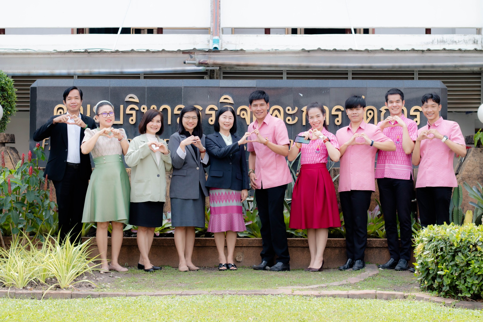 วันที่ 21 ก.พ. 67 รศ.ดร.ประนอม คำผา คณบดีคณะบริหารธุรกิจและการจัดการ พร้อมด้วยผู้บริหาร คณาจารย์ ร่วมต้อนรับอาจารย์และบุคลากร จากโรงเรียนนารีนุกูล โดยร่วมเสนอแลกเปลี่ยนแนวทางการจัดการเรียนการสอนแบบบูรณาการ พร้อมส่งเสริมความร่วมมือทางด้านวิชาการ และการดำเน