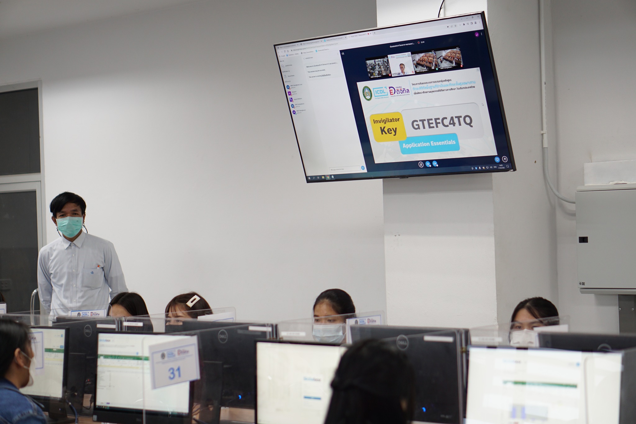 วันที่ 6-7 ต.ค 65 ณ ห้องเรียนอัจฉริยะ และห้องศูนย์ทดสอบอัจฉริยะ อาคารศูนย์ภาษาและคอมพิวเตอร์ มหาวิทยาลัยราชภัฏอุบลราชธานี:เพิ่มศักยภาพของนักศึกษา