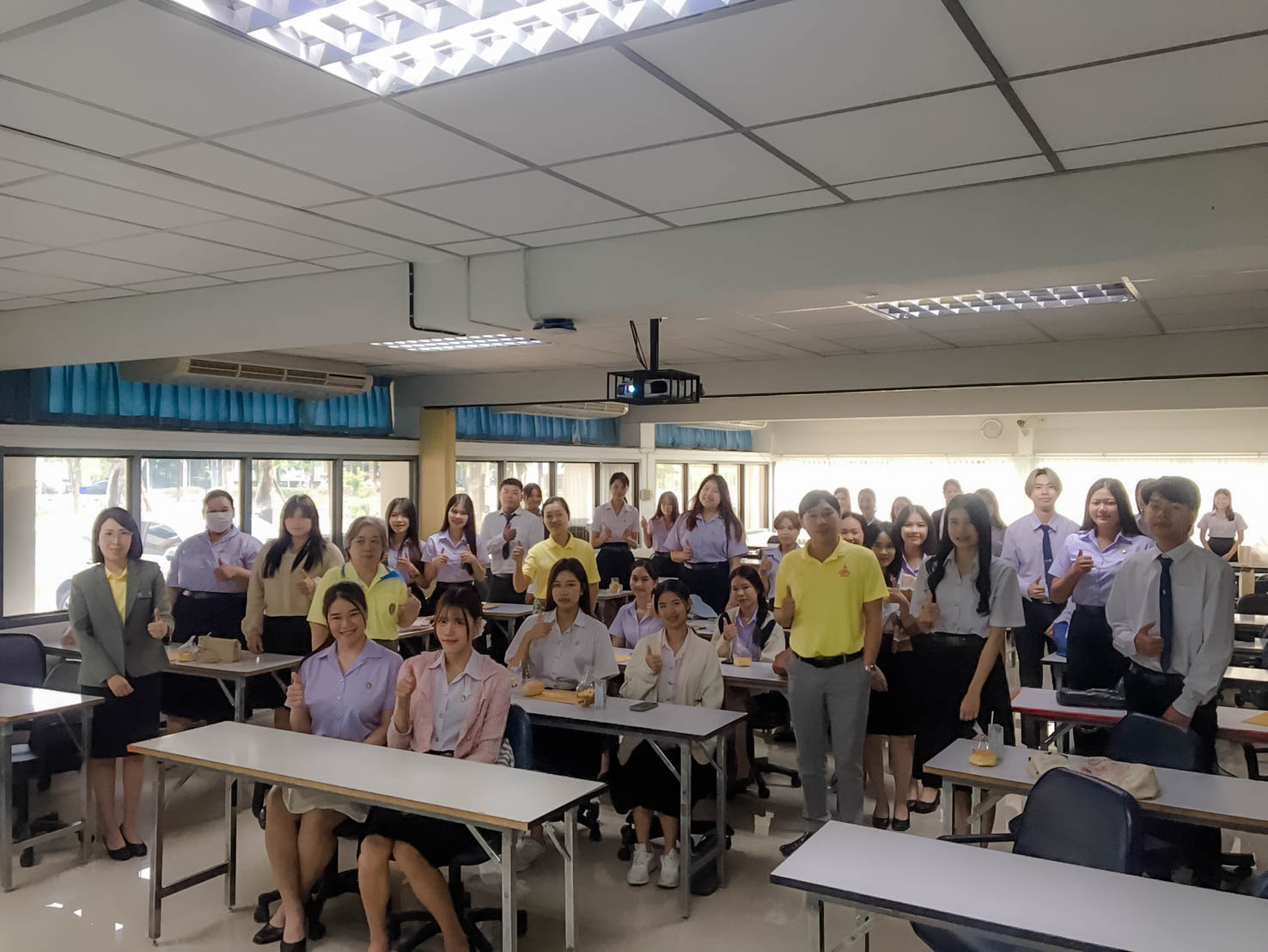 วันที่ 18 มี.ค. 67 รศ.ดร.ประนอม คำผา คณบดีคณะบริหารธุรกิจและการจัดการ พร้อมด้วยผู้บริหาร คณาจารย์ ร่วมปฐมนิเทศการฝึกประสบการณ์วิชาชีพ ภาคเรียนที่ 3/2566 โดยอาจารย์ประจำสายนิเทศชี้แจงการออกฝึกประสบการณ์วิชาชีพให้แก่นักศึกษาในเรื่องต่างๆ เช่น การเข้างาน การ