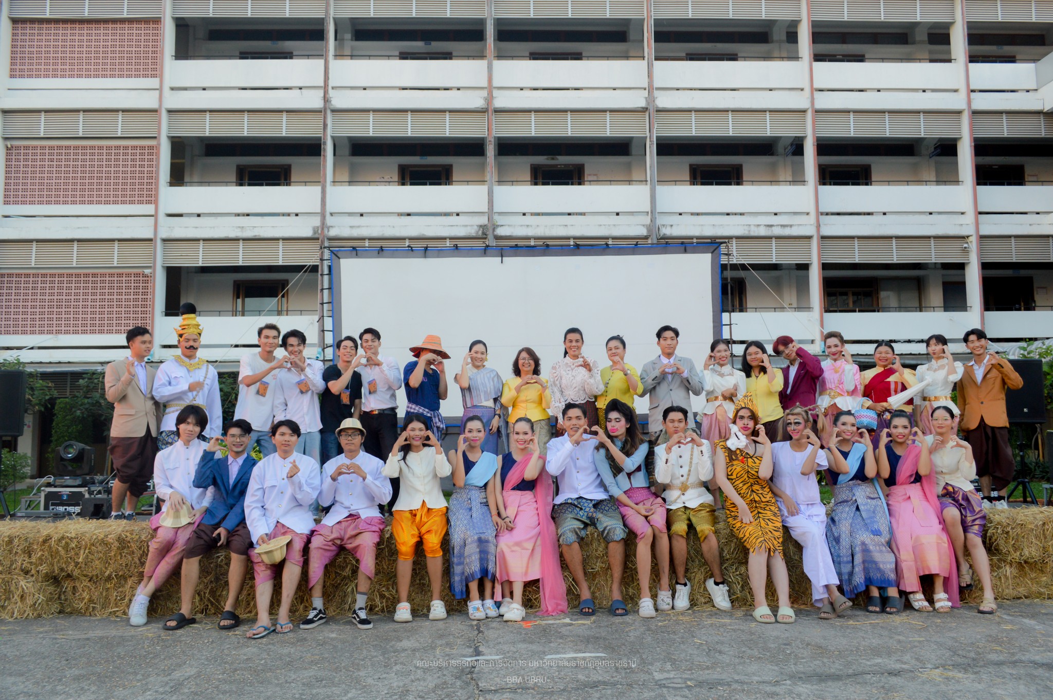 เริ่มแล้ววววววจ้าาาาา บุญบ้านเฮา มันต้องยิ่งใหญ่ . พบกับ - การแสดงละครเวทีและภาพยนตร์กางแปลงโดยนักศึกษาสาขาวิชานิเทศศาสตร์ และการแสดงดนตรีจากสาขาวิชาดนตรี - การออกร้านและสินค้าท้องถิ่น - การแต่งกายชุดไทยย้อนยุค/ไทยอีสาน