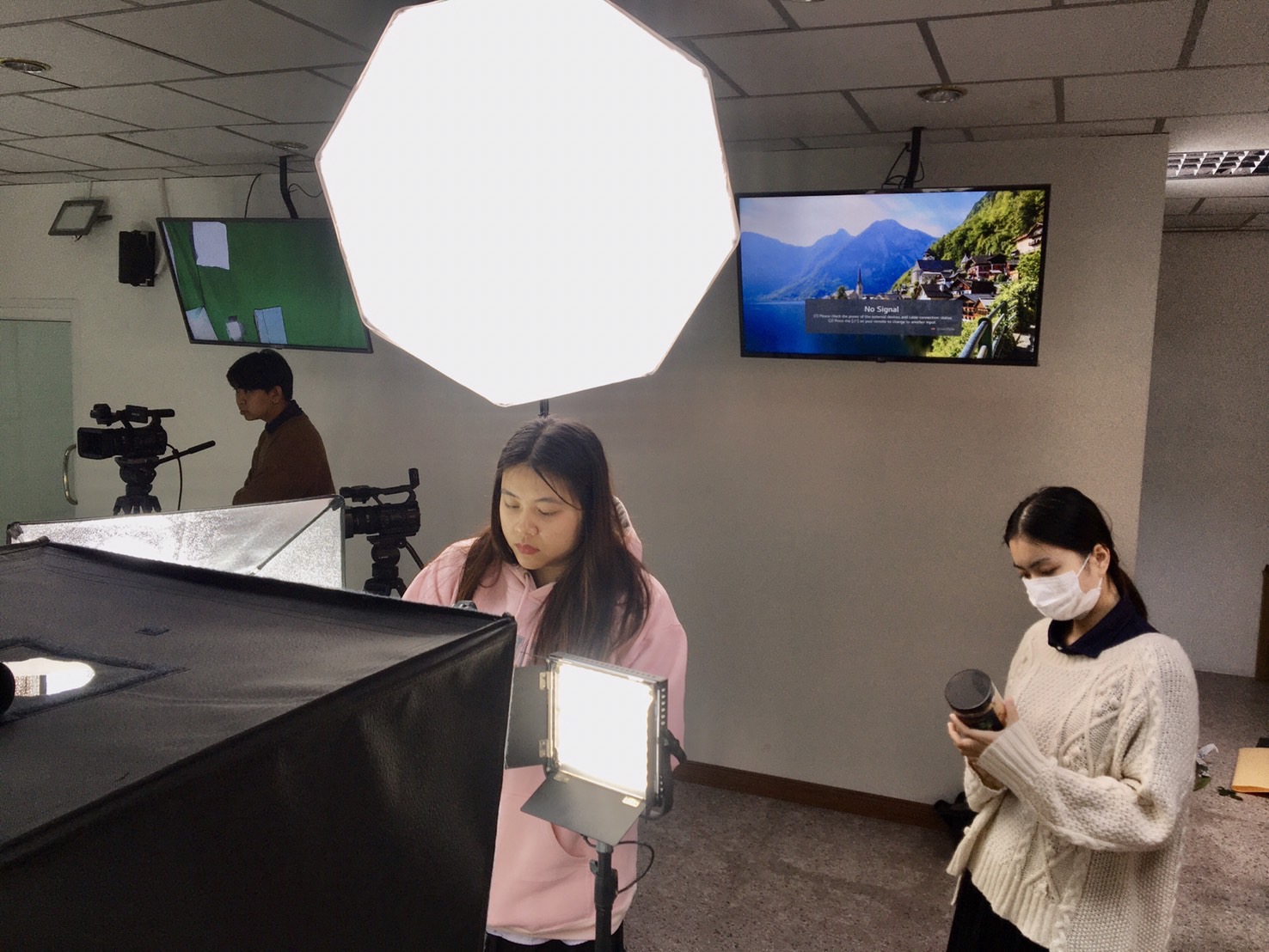 สร้างภาพถ่ายผลิตภัณฑ์ อย่างมืออาชีพกับห้องสตูถ่ายภาพสุดชิค อุปกรณ์ครบครัน #BBA #Production #Space วันที่ 12 ก.พ. 67 สาขาวิชาการจัดการธุรกิจระหว่างประเทศ คณะบริหารธุรกิจและการจัดการ มหาวิทยาลัยราชภัฏอุบลราชธานี