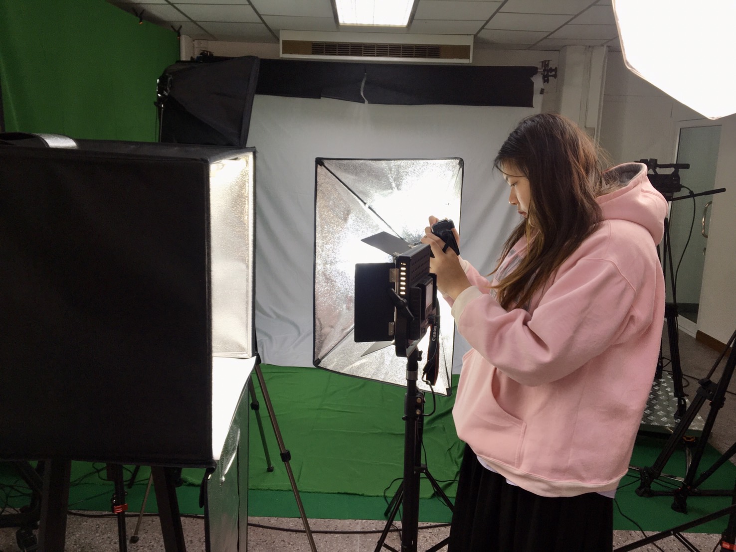 สร้างภาพถ่ายผลิตภัณฑ์ อย่างมืออาชีพกับห้องสตูถ่ายภาพสุดชิค อุปกรณ์ครบครัน #BBA #Production #Space วันที่ 12 ก.พ. 67 สาขาวิชาการจัดการธุรกิจระหว่างประเทศ คณะบริหารธุรกิจและการจัดการ มหาวิทยาลัยราชภัฏอุบลราชธานี