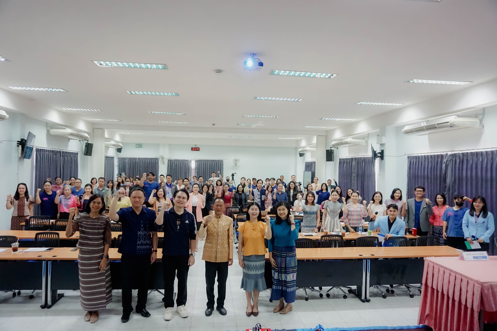 วันที่ 22 มี.ค. 67 รศ.ธรรมรักษ์ ละอองนวล รักษาราชการแทนอธิการบดี เป็นประธานเปิดโครงการการวางแผนการเงิน สำหรับบุคลากรมหาวิทยาลัย กล่าวรายงานโดย รศ.ดร.ประนอม คำผา คณบดีคณะบริหารธุรกิจและการจัดการ วิทยากรโดย นายจักรพงษ์ เมษพันธุ์ (โค้ชหนุ่ม MONEY COACH) ผู้ช