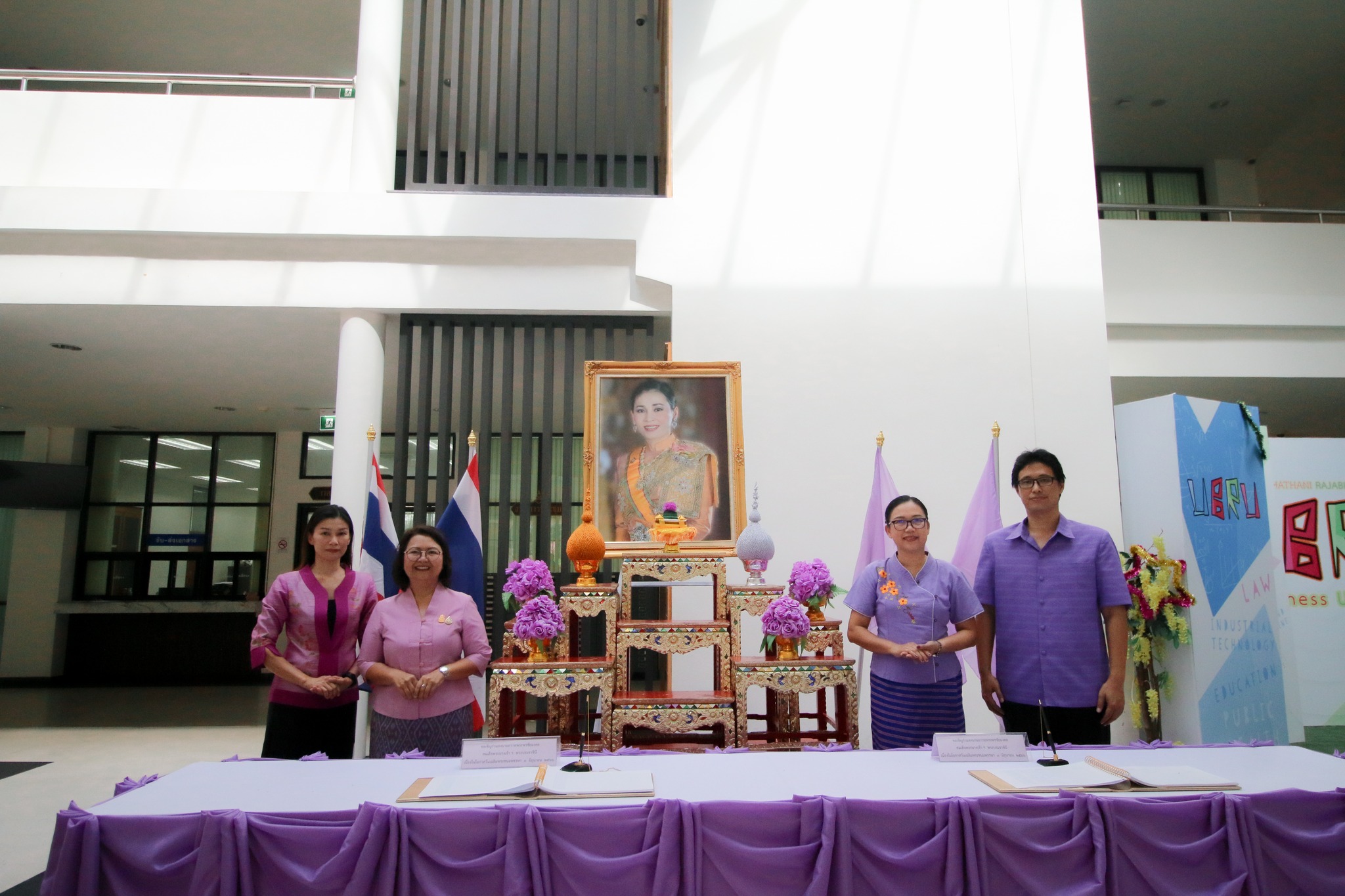 วันที่ ๑๓ มิ.ย. ๖๖ ลงนามถวายพระพร สมเด็จพระนางเจ้าฯพระบรมราชินี เนื่องในโอกาสวันเฉลิมพระชมพรรษา ๓ มิถุนายน ๒๕๖๖ ณ ห้องโถงกลาง ชั้น ๑ อาคารเรียนและปฏิบัติการ มหาวิทยาลัยราชภัฏอุบลราชธานี