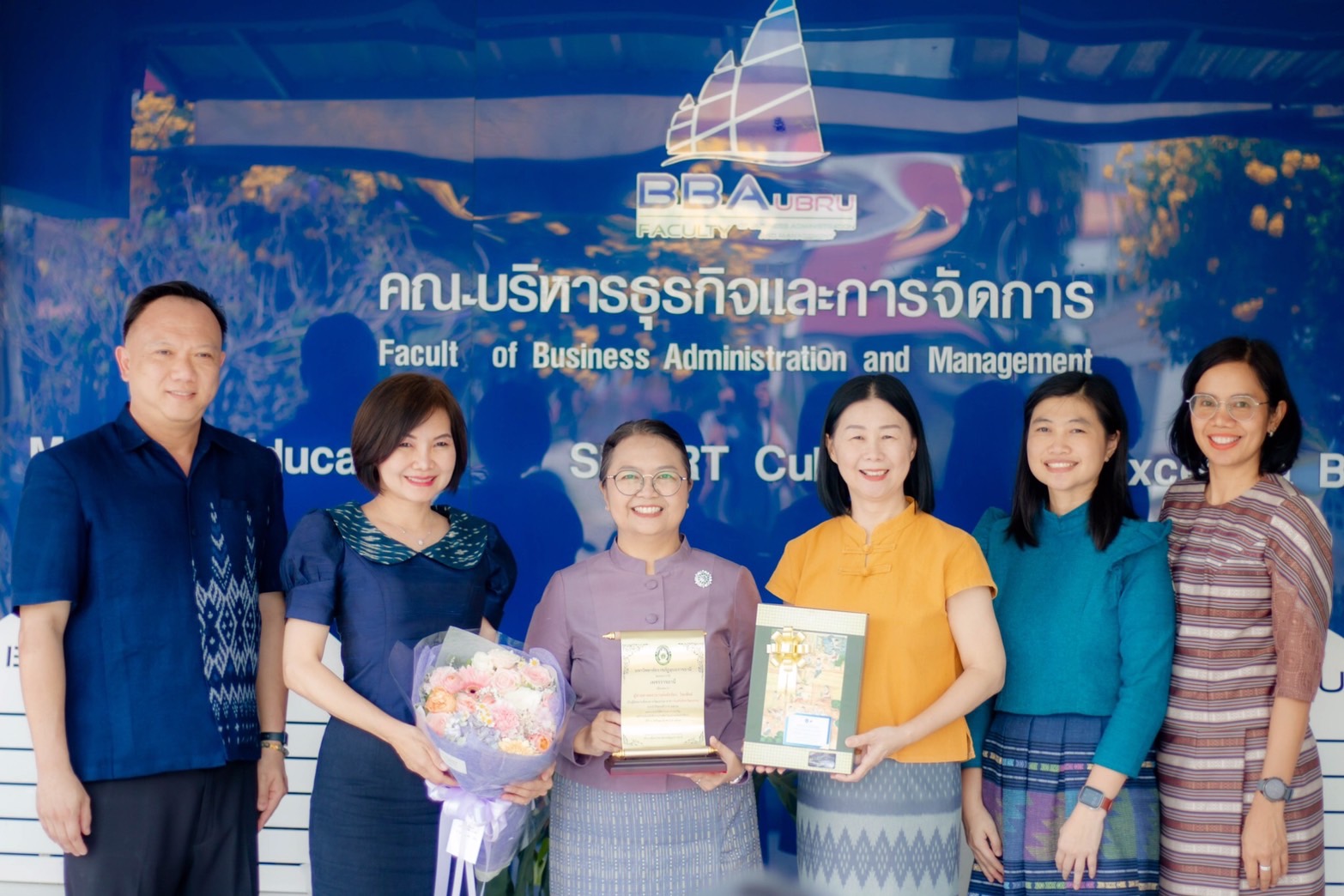 วันที่ 22 มี.ค. 67 รศ.ดร.ประนอม คำผา คณบดีคณะบริหารธุรกิจและการจัดการ พร้อมด้วยผู้บริหาร คณาจารย์ และบุคลากร ร่วมแสดงความยินดีกับ ผศ.ดร.หทัยรัตน์ ไชยสัตย์ เข้ารับรางวัลเพชรราชธานี และแสดงความยินดีกับผู้ได้รับรางวัลบุคคลที่ส่งเสริมสนับสนุนการแต่งกายด้วยผ้า