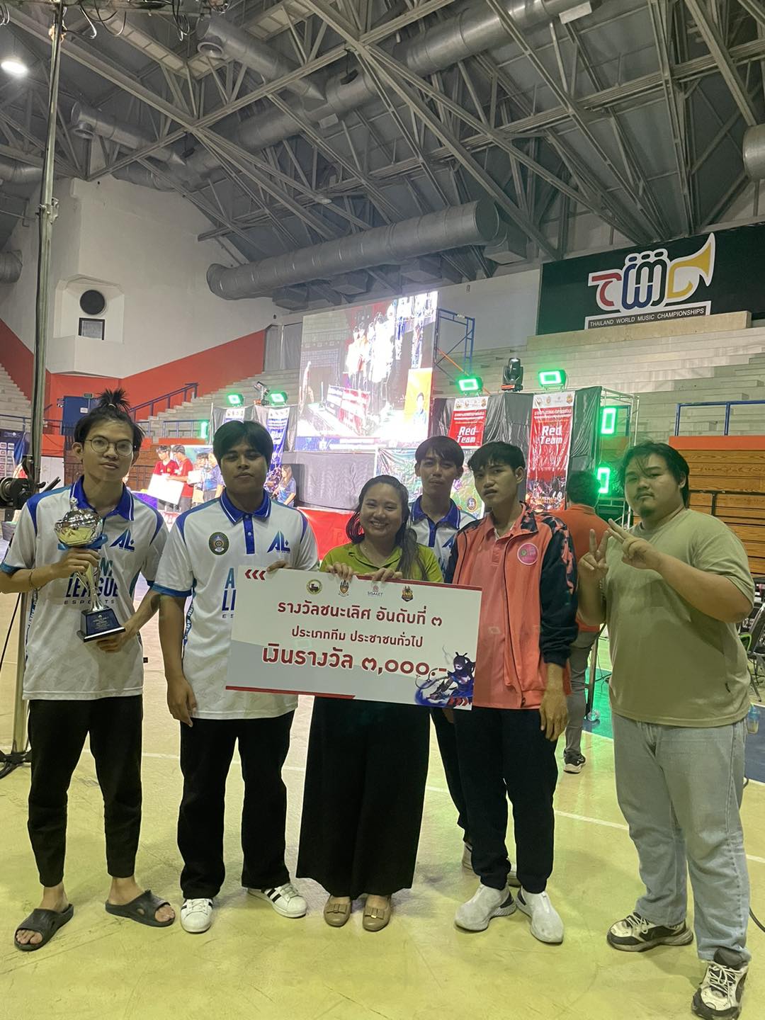 ขอแสดงความยินดีกับทีม BBA UBRU E-SPORT พี่ทีม เดโชพล ดาศรี (DBM) พี่ลีซอ ภัทรพงษ์ ชนะงาม (DBM) พี่ต้น ภาคภูมิ ศรีบ้านบาก (DBM) น้องแซน กฤษฎา สุทธิกุล (DBM) น้องเฮง เจริญชัย เชียวสกุล (GM) และ อาจารย์รติ ท่าโพธิ์ รางวัลรองชนะเลิศอันดับ 2 การแข่งขันอีสปอร