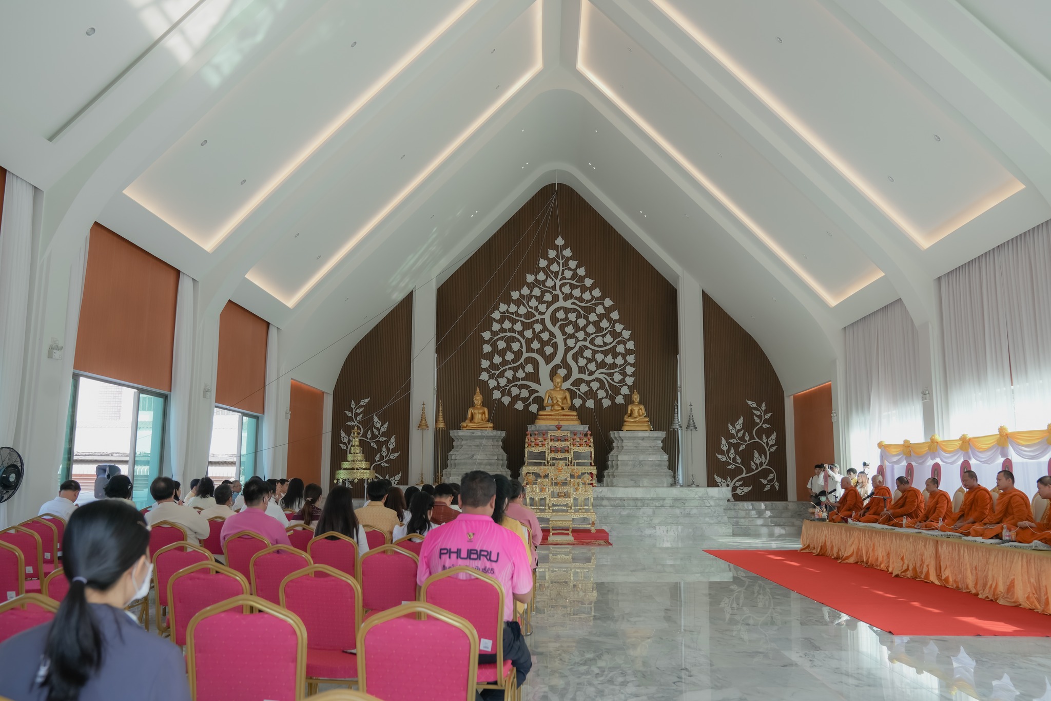 วันที่ ๑๓ กุมภาพันธ์ ๒๕๖๗ รศ.ธรรมรักษ์ ละอองนวล รักษาราชการแทนอธิการบดี ประธานในพิธียกฉัตรพระพุทธมงคลอุบลประชานาถ สังฆราชอุทิศ เนื่องในโอกาสครบรอบ ๓๒ ปี วันพระราชทานนาม ?ราชภัฏ? โดย รศ.ดร.ประนอม คำผา คณบดีคณะบริหารธุรกิจและการจัดการ พร้อมด้วยผู้บริหาร คณา