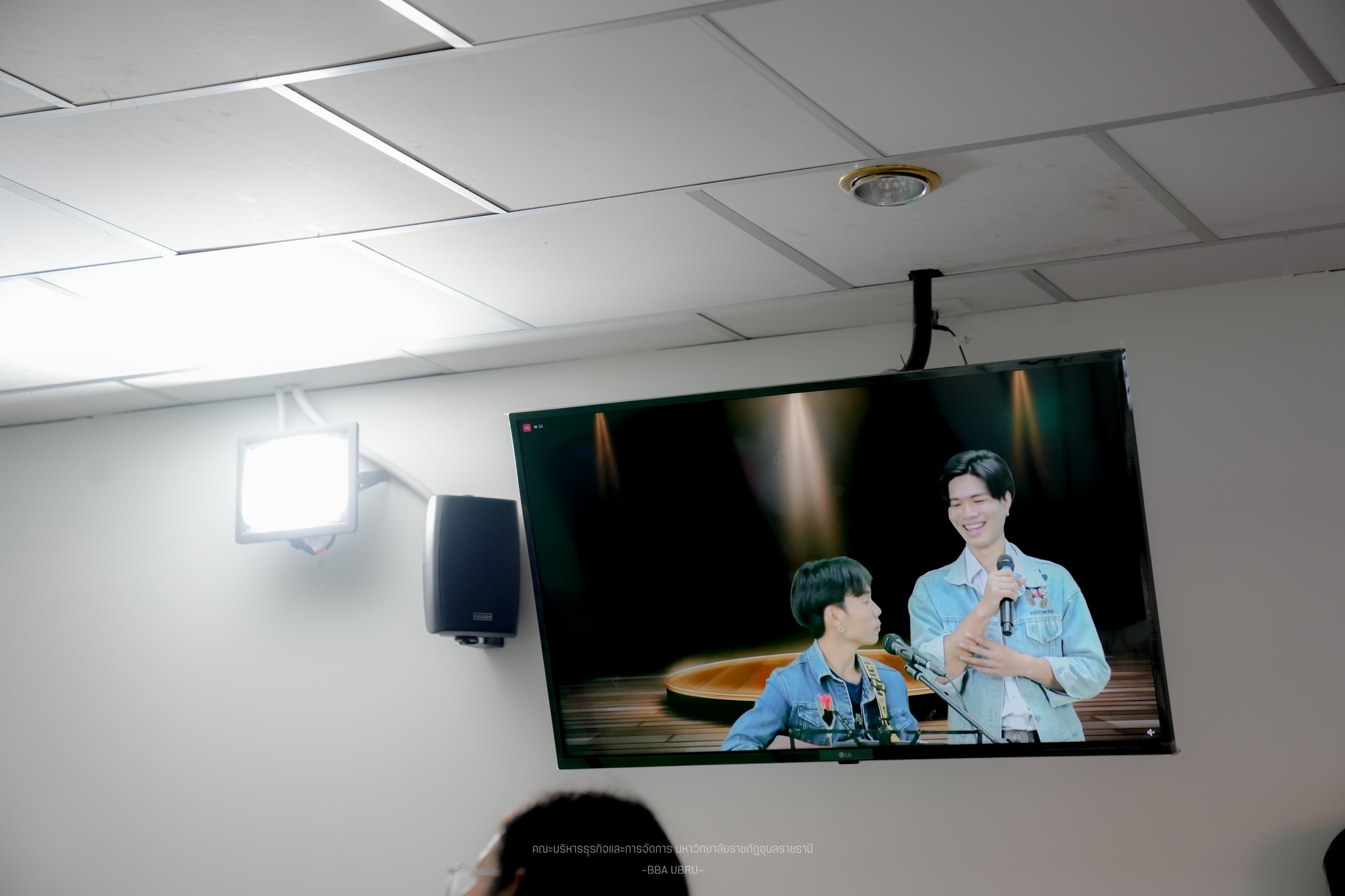 วันที่ 13 ก.พ. 67 สาขาวิชาการจัดการการค้าและการเป็นผู้ประกอบการ คณะบริหารธุรกิจและการจัดการ มหาวิทยาลัยราชภัฏอุบลราชธานี โดย ผศ.ดร.วลัยพร สุขปลั่ง ประธานกรรมการบริหารหลักสูตร พร้อมด้วยคณาจารย์และนักศึกษา จัดกิจกรรมไลฟ์สด CME Valentine?s Day แนะนำสาขาพร้อม