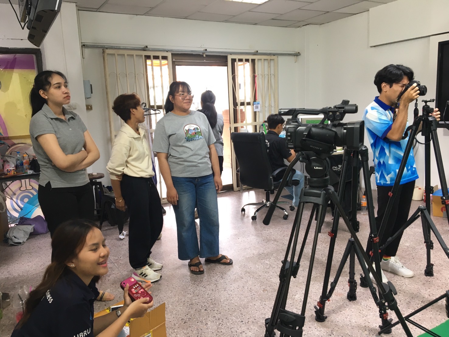 รายวิชาการจัดการธุรกิจดิจิทัลระหว่างประเทศ ------ วันที่ 23 ก.พ. 67 นักศึกษาสาขาวิชาการจัดการธุรกิจระหว่างประเทศ ถ่ายภาพสำหรับโฆษณาสินค้าในงานวิจัย รายวิชาการจัดการธุรกิจดิจิทัลระหว่างประเทศ อาจารย์ผู้สอน ผศ.ดร.ฐิติพร อุ่นใจ ณ ห้อง BBA Production