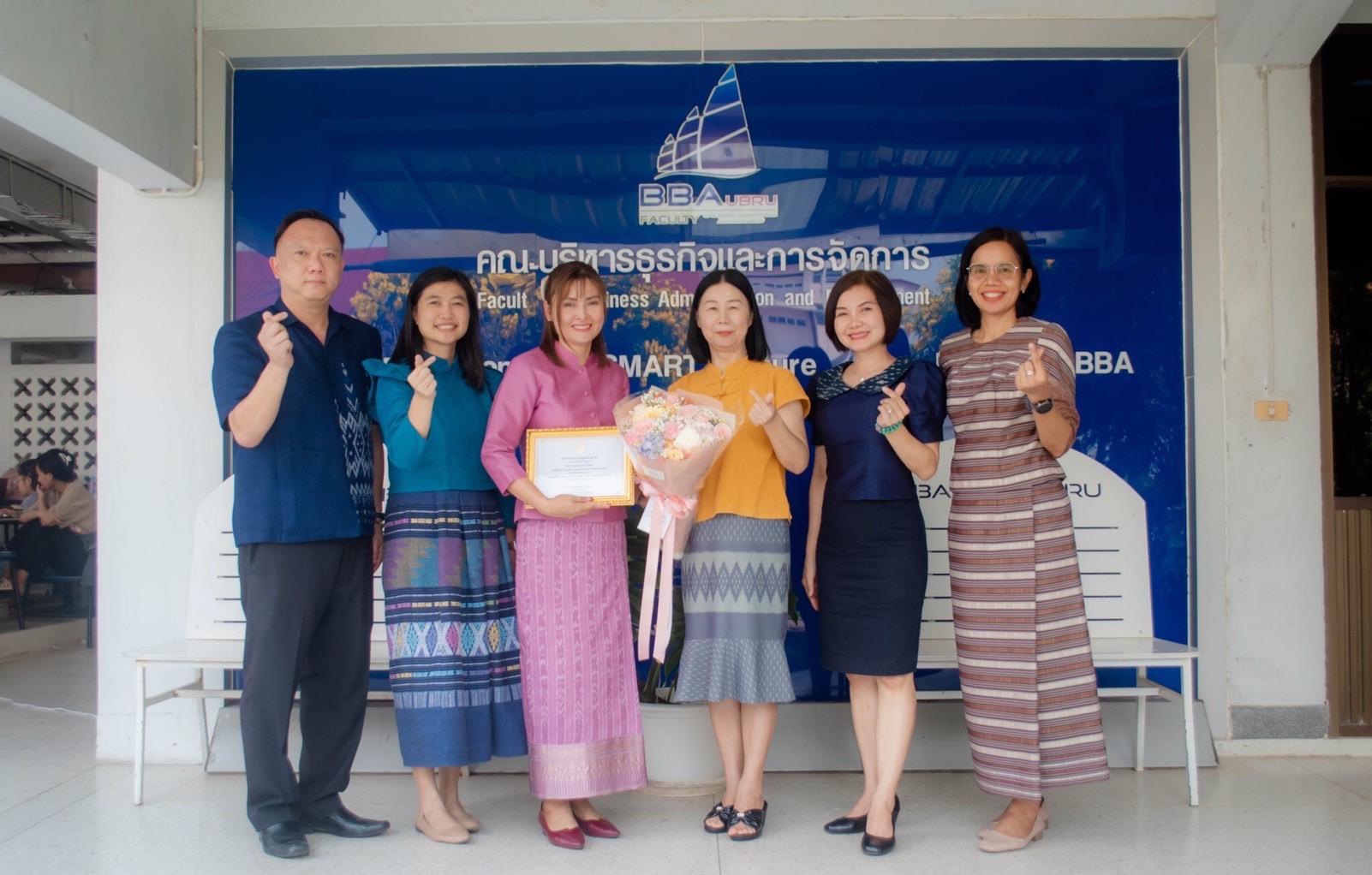 วันที่ 22 มี.ค. 67 รศ.ดร.ประนอม คำผา คณบดีคณะบริหารธุรกิจและการจัดการ พร้อมด้วยผู้บริหาร คณาจารย์ และบุคลากร ร่วมแสดงความยินดีกับ ผศ.ดร.หทัยรัตน์ ไชยสัตย์ เข้ารับรางวัลเพชรราชธานี และแสดงความยินดีกับผู้ได้รับรางวัลบุคคลที่ส่งเสริมสนับสนุนการแต่งกายด้วยผ้า