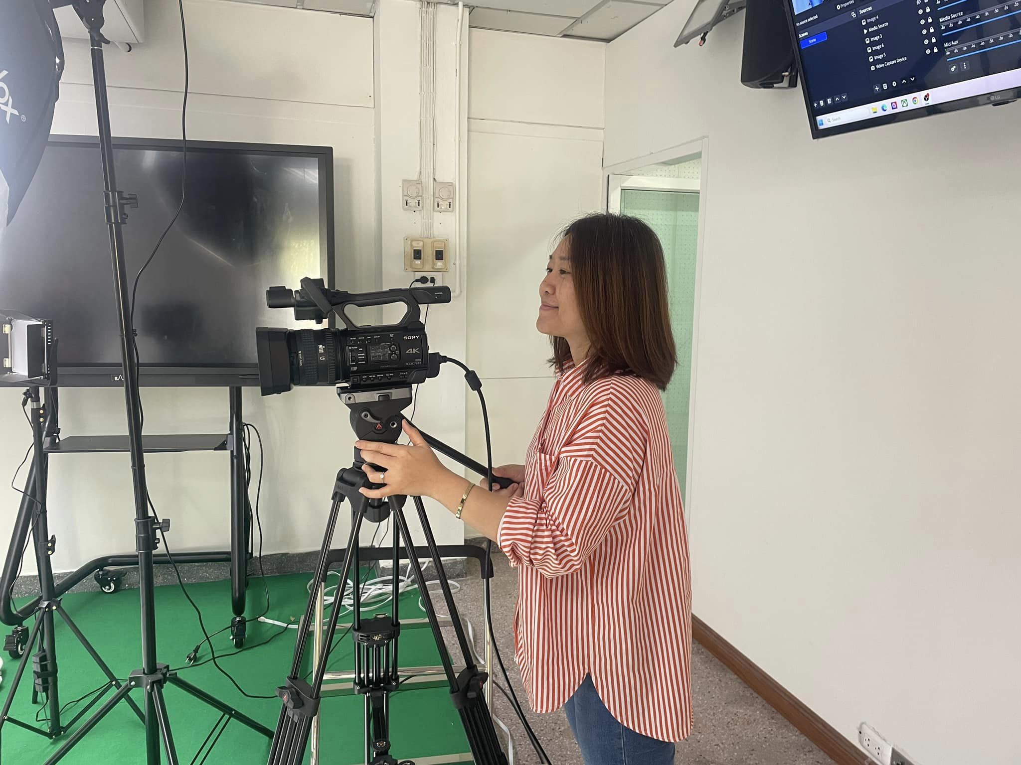 วันที่ 11 ก.พ. 67 อาจารย์ ดร.ปณิสญา อธิจิตตา พร้อมด้วยนักศึกษา กศ.บป. เรียนการผลิตรายการโทรทัศน์และการตัดต่อวิดีทัศน์ ด้วยคอมพิวเตอร์ Mac ณ ห้อง BBA Production Space