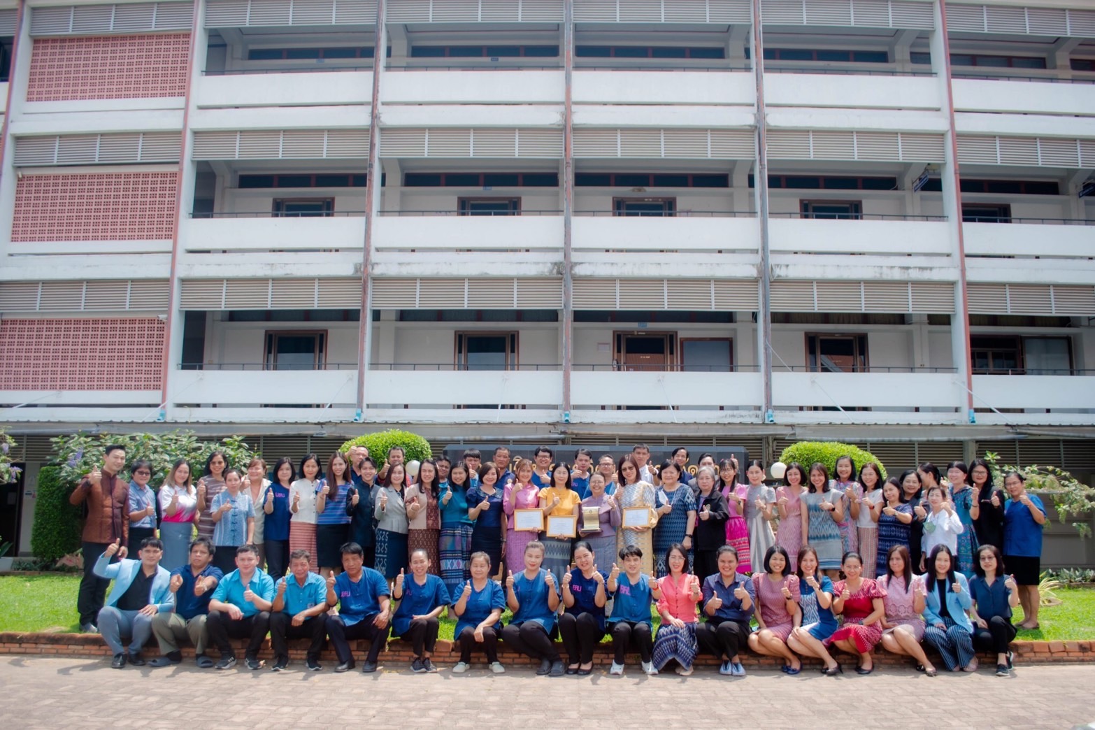 วันที่ 22 มี.ค. 67 รศ.ดร.ประนอม คำผา คณบดีคณะบริหารธุรกิจและการจัดการ พร้อมด้วยผู้บริหาร คณาจารย์ และบุคลากร ร่วมแสดงความยินดีกับ ผศ.ดร.หทัยรัตน์ ไชยสัตย์ เข้ารับรางวัลเพชรราชธานี และแสดงความยินดีกับผู้ได้รับรางวัลบุคคลที่ส่งเสริมสนับสนุนการแต่งกายด้วยผ้า