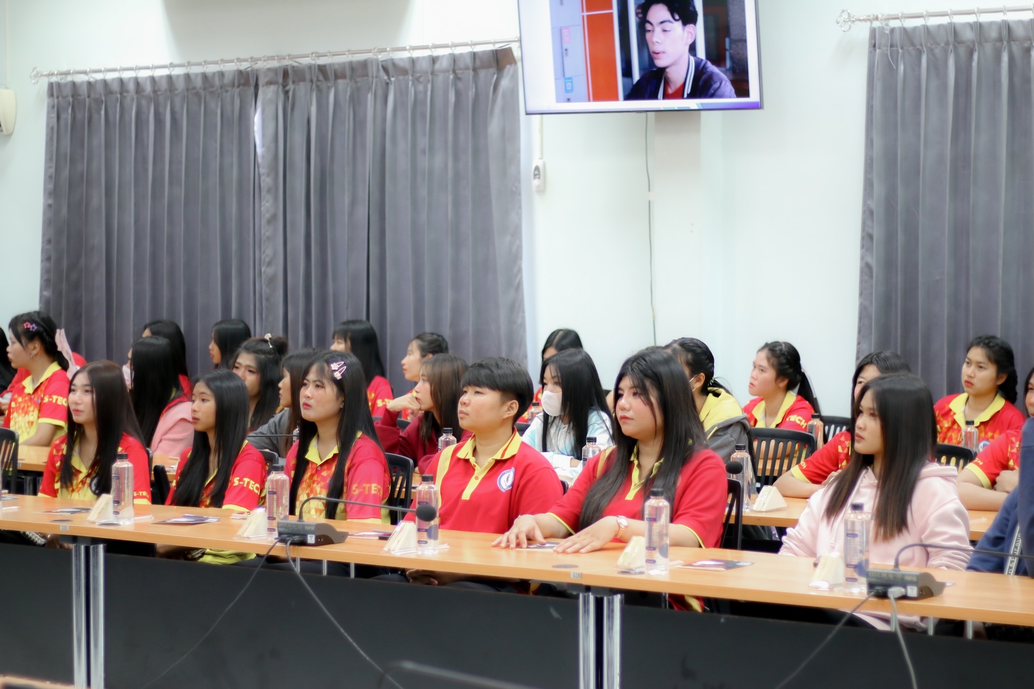 วันที่ 26 ม.ค. 67 ผศ.ดร.ประไพพิศ เลียบสื่อตระกูล รองคณบดีฝ่ายวิชาการ พร้อมด้วยคณาจารย์หลักสูตรบัญชีบัณฑิต และสาขาวิชาการบัญชี ร่วมต้อนรับคณะศึกษาดูงานจากวิทยาลัยเทคโนโลยีศรีพิพัฒน์อินเตอร์ ณ ห้องประชุมชั้น 3 อาคารอินทนิล คณะบริหารธุรกิจและการจัดการ มหาวิ