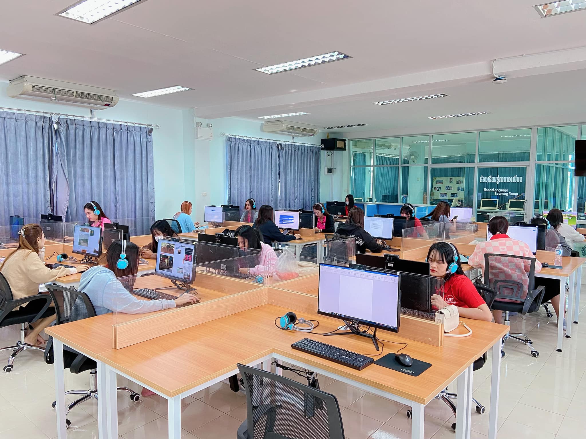 วันอังคารที่ 28 พฤศจิกายน 2566 ห้องสมุด คณะบริหารธุรกิจและการจัดการ ให้บริการ ห้องศูนย์การเรียนรู้ทักษะภาษา (Language Learning center) เพื่อใช้ในกระบวนการการจัดการเรียนการสอน รายวิชา : การตลาดสำหรับธุรกิจชุมชน