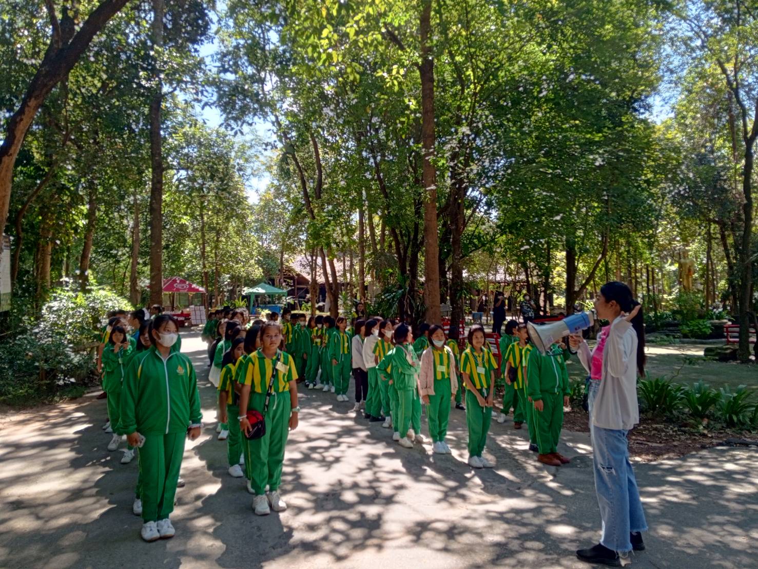 นักศึกษาคณะบริหารธุรกิจและการจัดการ มหาวิทยาลัยราชภัฏอุบลราชธานี ปฏิบัติหน้าที่ไกด์อาสา