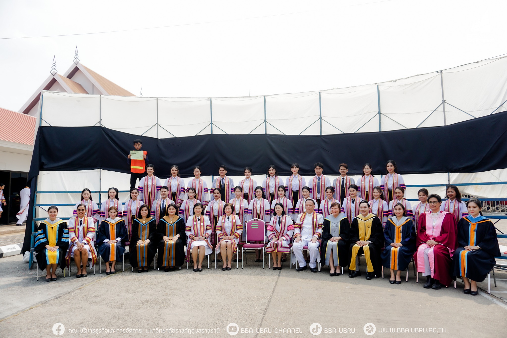 วันที่ 23 มี.ค. 67 รศ.ดร.ประนอม คำผา คณบดีคณะบริหารธุรกิจและการจัดการ พร้อมด้วยผู้บริหาร คณาจารย์ และบุคลากรร่วมถ่ายภาพหมู่เรียนบัณฑิต คณะบริหารธุรกิจและการจัดการ มหาวิทยาลัยราชภัฏอุบลราชธานี ณ หอประชุมไพรพะยอม มหาวิทยาลัยราชภัฏอุบลราชธานี