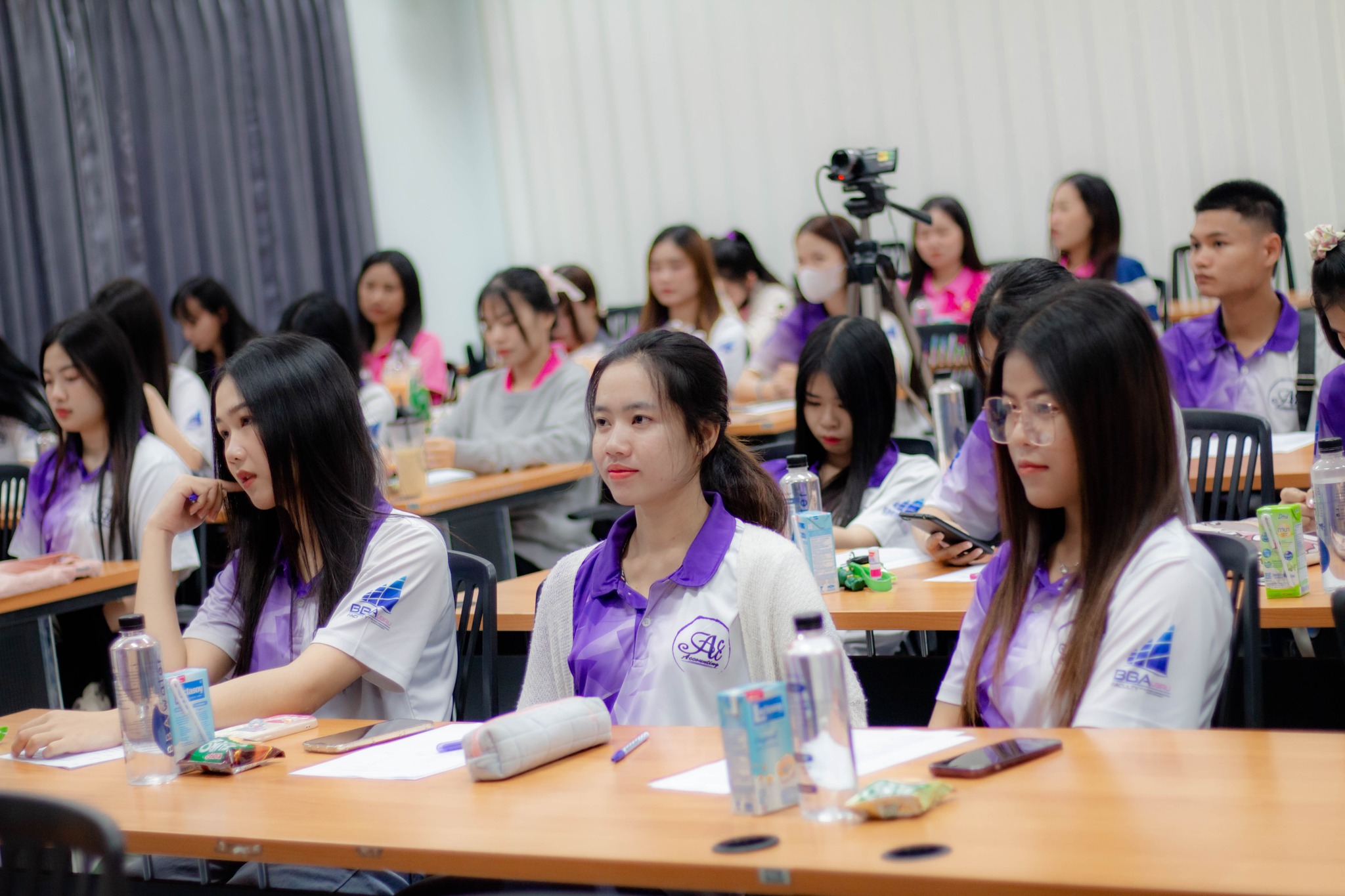 เสริมสร้างความรู้การประกอบวิชาชีพนักวิชาการตรวจสอบบัญชีของกรมตรวจบัญชีสหกรณ์ -------------- วันที่ 21 ก.พ. 67 อาจารย์พรชัย วีระนันทาเวทย์ รองคณบดีฝ่ายพัฒนานักศึกษา ประธานเปิดโครงการพัฒนาศักยภาพนักศึกษาด้านวิชาชีพบัญชีรายชั้นปี (ACC) วิทยากรโดย นางสาวศิริเ