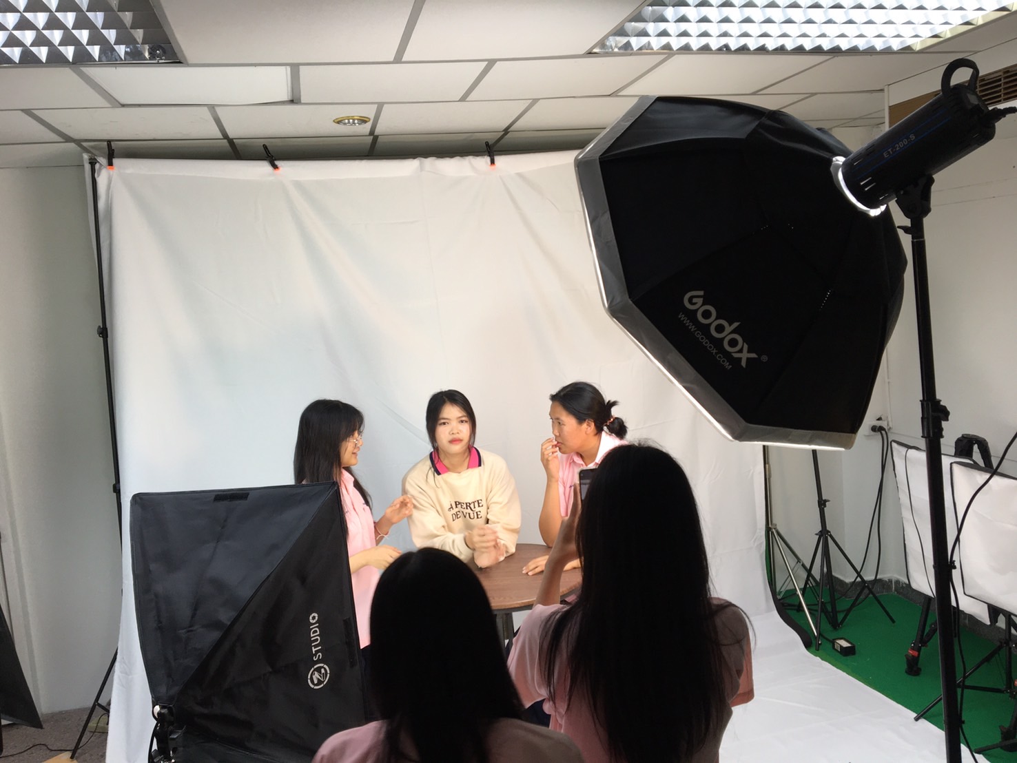 วันที่ 2 กุมภาพันธ์ 2567 คณะบริหารธุรกิจและการจัดการ มหาวิทยาลัยราชภัฏอุบลราชธานี ร่วมกับ โรงเรียนนารีนุกูล จัดกิจกรรมอบรมการขายออนไลน์ทางรอดธุรกิจที่ยังยืน และเทคนิคฉีกกรอกถ่ายภาพสินค้าให้ยูนีคมีสไตล์ เพื่อส่งเสริมความร่วมมือทางด้านวิชาการ และการดำเนินกิ