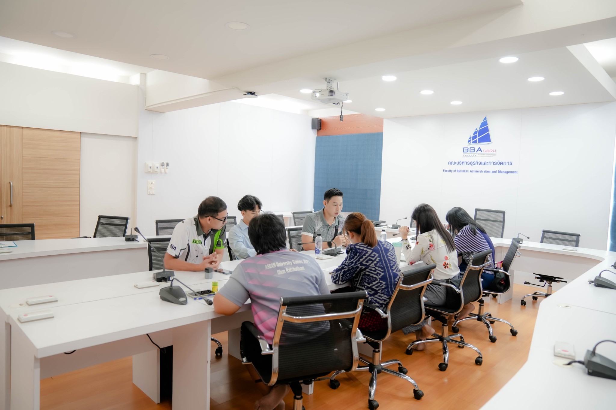 วันพฤหัสบดีที่ 23 พฤษภาคม 2567 เวลา 11.00 น. รองศาสตราจารย์ ดร.ประนอม คำผา คณบดีคณะบริหารธุรกิจและการจัดการ มอบหมายให้ ผู้ช่วยศาสตราจารย์ ดร.อนันต์ สุนทราเมธากุล จัดประชุมคณะกรรมการดำเนินงานโครงการเพิ่มศักยภาพชุมชน Soft Power บนฐานอัตลักษณ์ศิลปวัฒนธรรมท้