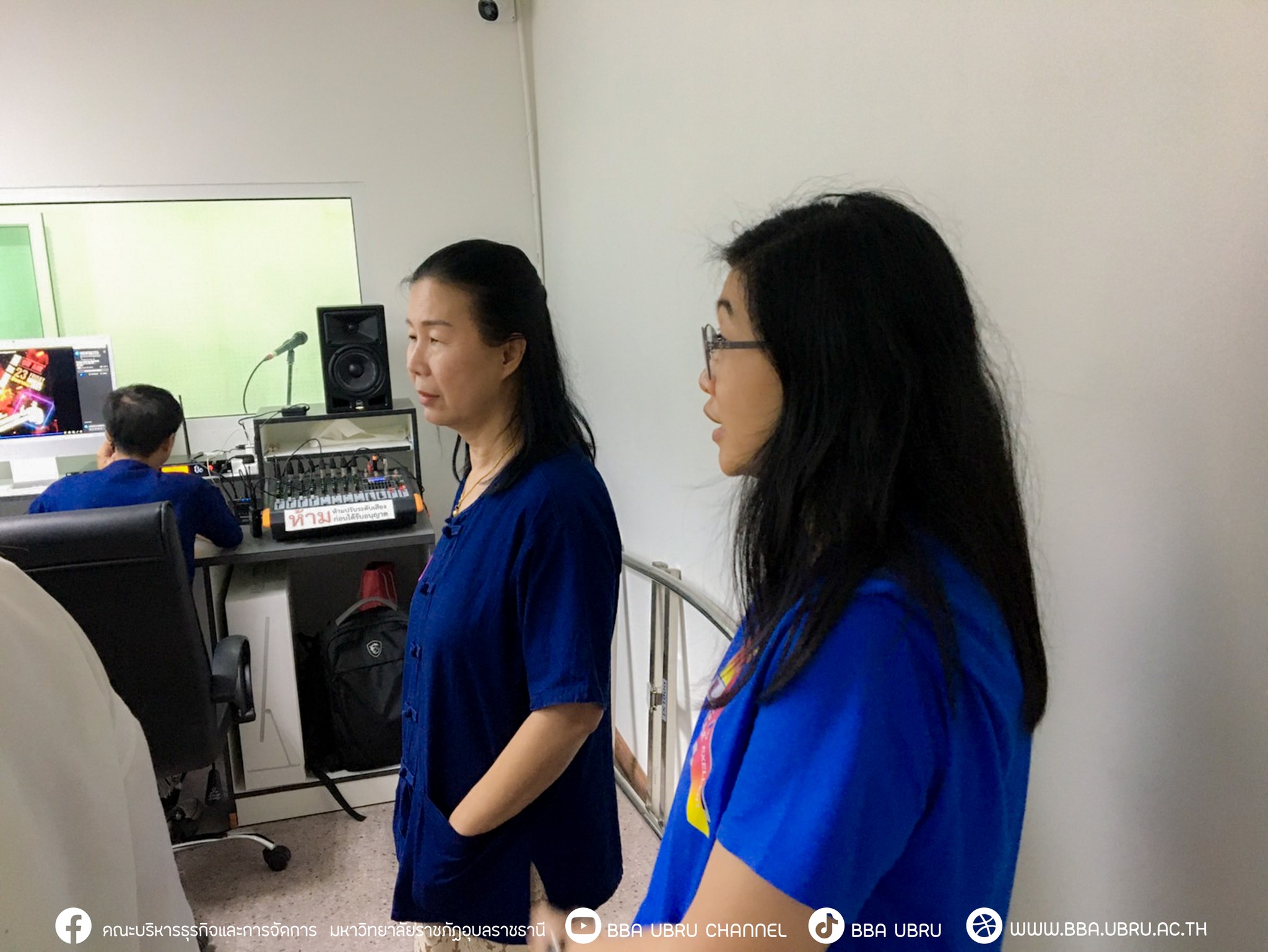 วันที่ 23 ส.ค. 67 ณ ห้อง BBA Production Space คณะบริหารธุรกิจและการจัดการ มหาวิทยาลัยราชภัฏอุบลราชธานี คณบดีคณะบริหารธุรกิจและการจัดการ พร้อมด้วยผู้บริหาร คณาจารย์ ร่วมให้กำลังใจนักศึกษาในการจัดรายการ Friday Show By BBA