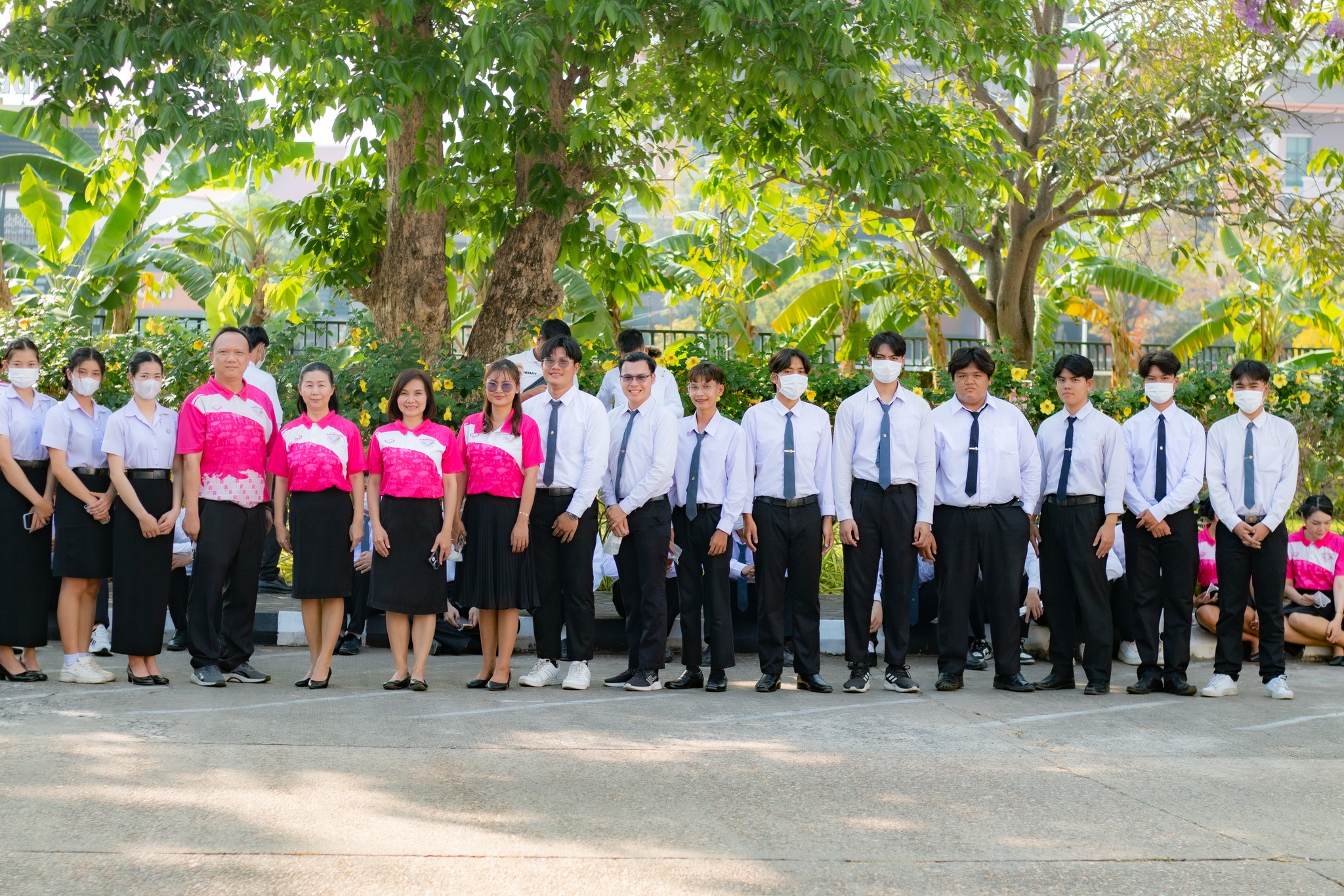 วันที่ 22 ก.พ. 67 รองศาสตราจารย์ ดร.ประนอม คำผา คณบดีคณะบริหารธุรกิจและการจัดการ พร้อมด้วยผู้บริหาร คณาจารย์และนักศึกษา เข้าร่วมส่งเสด็จ สมเด็จพระเจ้าลูกเธอ เจ้าฟ้าสิริวัณณวรี นารีรัตนราชกัญญา เสด็จทอดพระเนตรนิทรรศการ การจัดงานแสดงผลิตภัณฑ์ผ้าไทย และงานหั