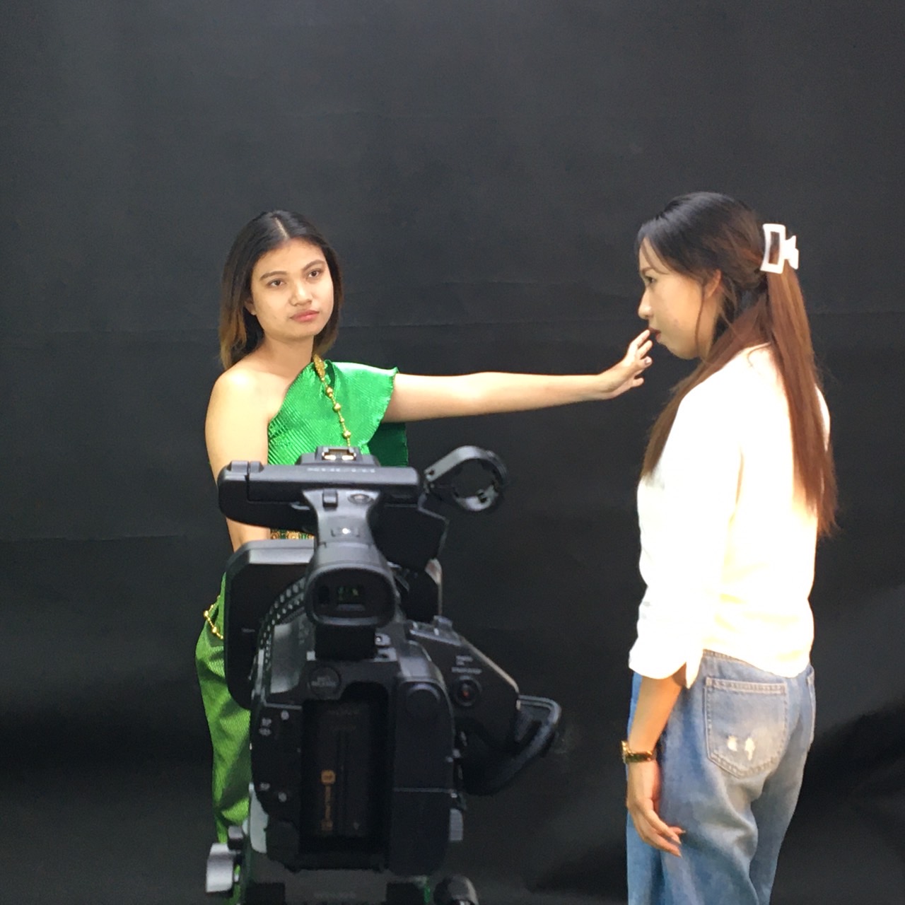 รายวิชาการจัดการธุรกิจดิจิทัลระหว่างประเทศ ------ วันที่ 23 ก.พ. 67 นักศึกษาสาขาวิชาการจัดการธุรกิจระหว่างประเทศ ถ่ายภาพสำหรับโฆษณาสินค้าในงานวิจัย รายวิชาการจัดการธุรกิจดิจิทัลระหว่างประเทศ อาจารย์ผู้สอน ผศ.ดร.ฐิติพร อุ่นใจ ณ ห้อง BBA Production