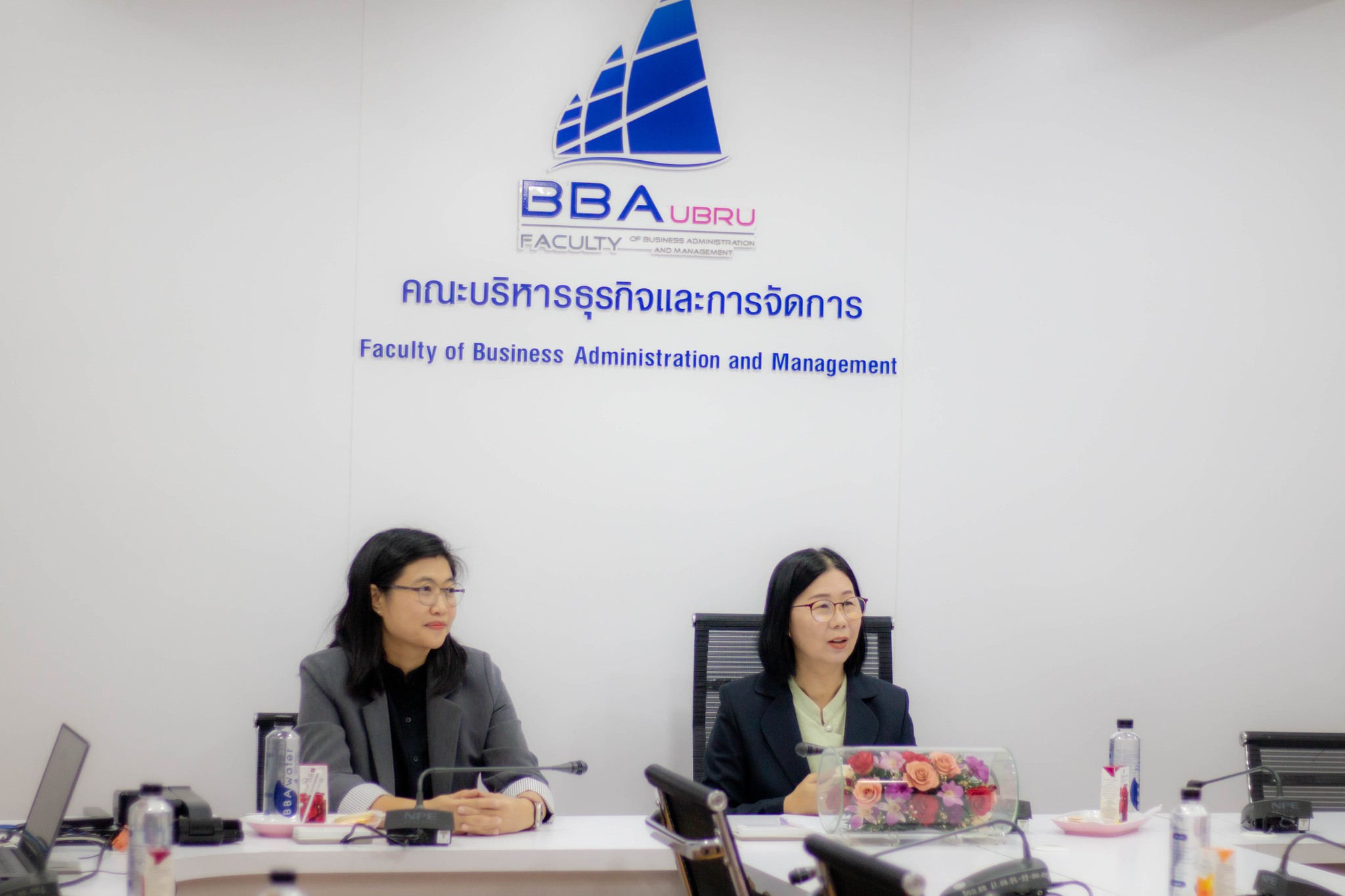 วันที่ 21 ก.พ. 67 รศ.ดร.ประนอม คำผา คณบดีคณะบริหารธุรกิจและการจัดการ พร้อมด้วยผู้บริหาร คณาจารย์ ร่วมต้อนรับอาจารย์และบุคลากร จากโรงเรียนนารีนุกูล โดยร่วมเสนอแลกเปลี่ยนแนวทางการจัดการเรียนการสอนแบบบูรณาการ พร้อมส่งเสริมความร่วมมือทางด้านวิชาการ และการดำเน