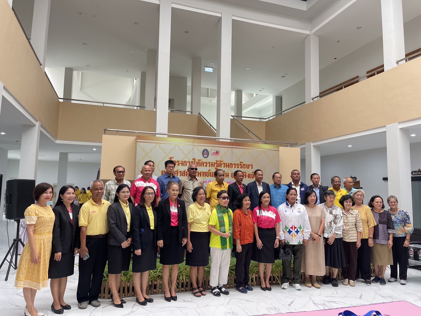 วันจันทร์ที่ ๒๕ มีนาคม พ.ศ. ๒๕๖๗ รองศาสตรจารย์ธรรมรักษ์ ละอองนวล รักษาราชการแทนอธิการบดี ประธานเปิดโครงการให้ความรู้ด้านการรักษาตามศาสตร์แพทย์แผนจีน (การฝังเข็ม) โดย รองศาสตรจารย์ ดร.ประนอม คำผา คณบดีคณะบริหารธุรกิจและการจัดการ มอบหมายให้ รองศาสตราจารย์ ด