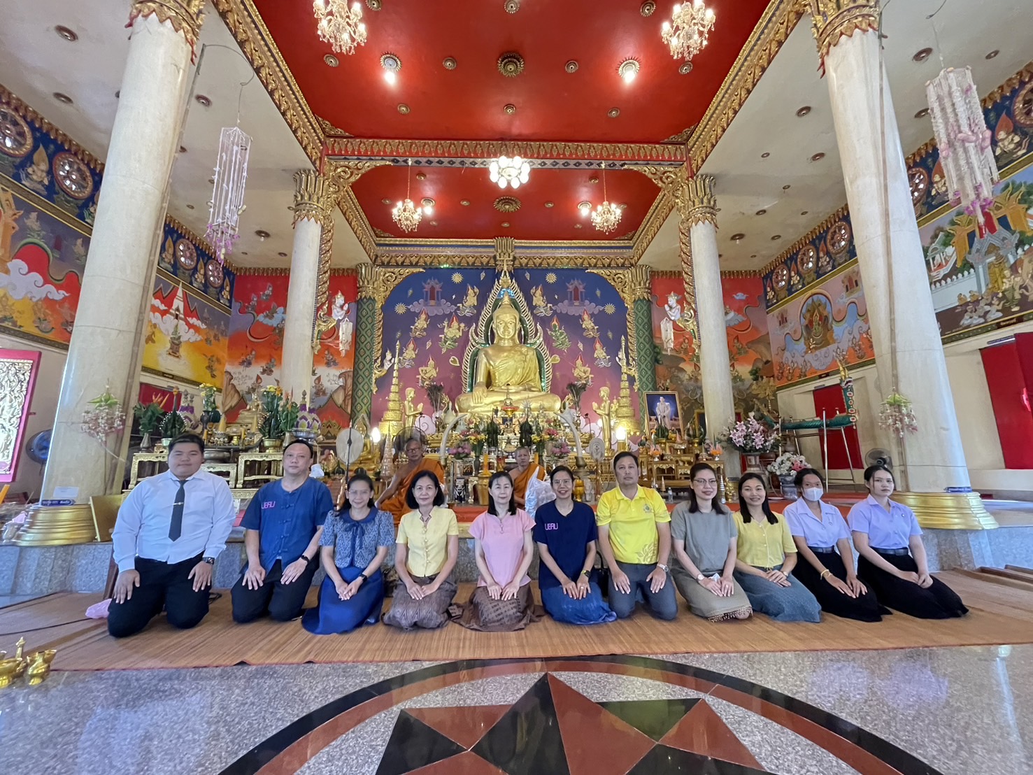 12 กรกฎาคม 67 ณ วัดศรีแสงทอง ทำบุญถวายเทียนพรรษา ถวายสังฆทาน และถวายภัตตาหารเพล