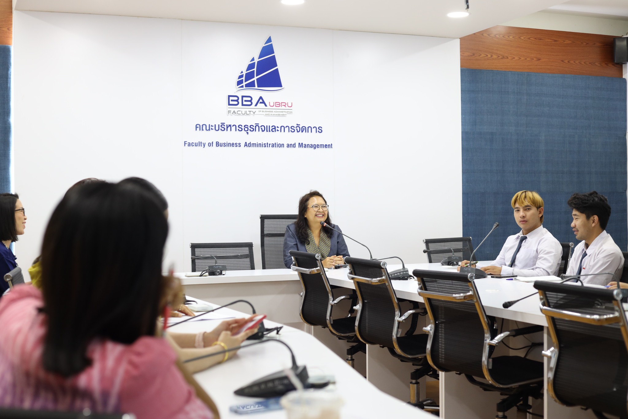 พบปะแลกเปลี่ยนความคิดเห็นและข้อเสนอแนะในการปฏิบัติหน้าที่แก่นักศึกษาทุนช่วยงานคณะฯ