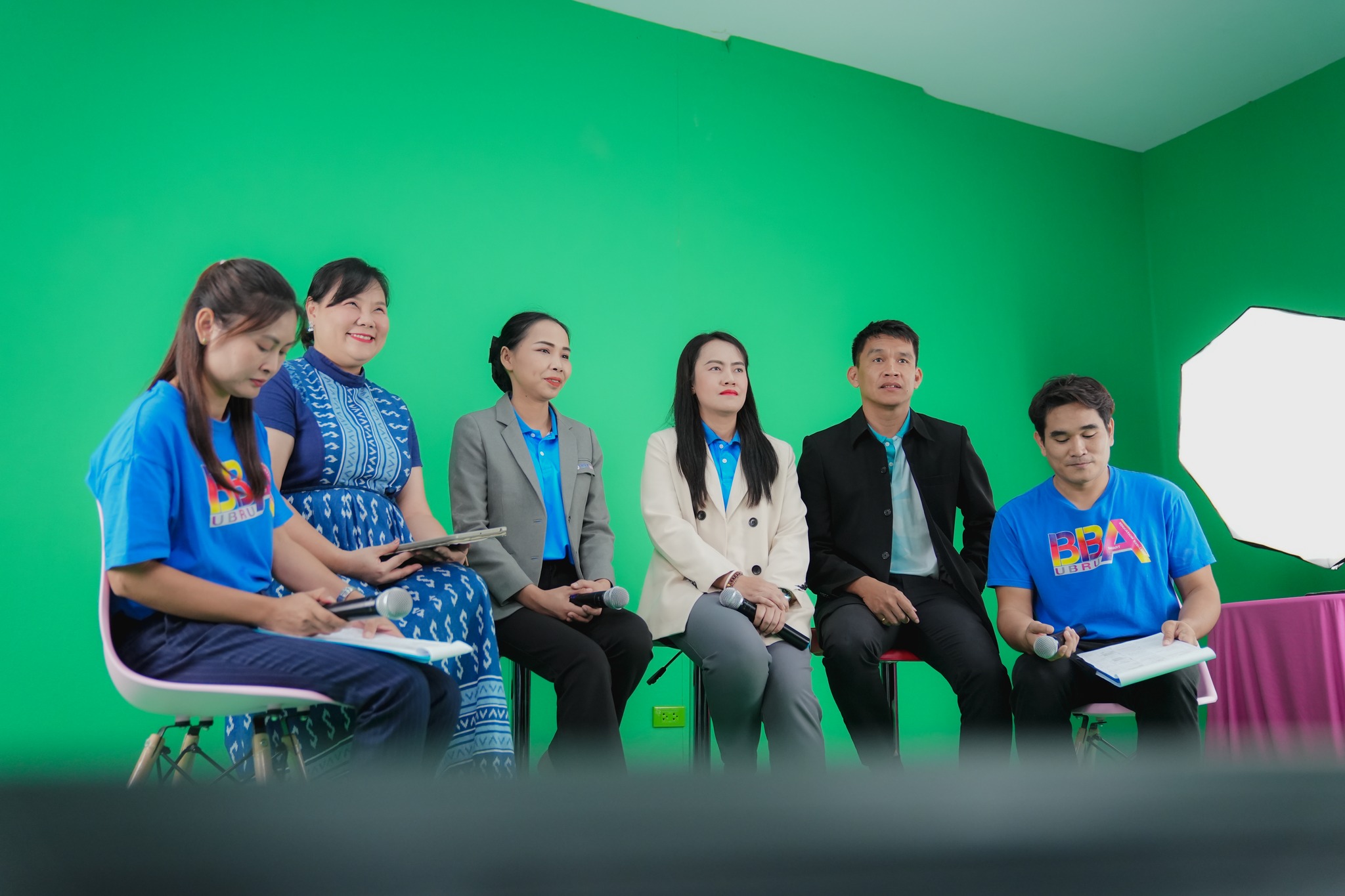 วันที่ 18 ต.ค. 66 ผศ.ดร.ประไพพิศ เลียบสื่อตระกูล รองคณบดีฝ่ายวิชาการ และ ผศ.วันวิสา มากดี รองคณบดีฝ่ายพัฒนานักศึกษา พร้อมด้วยคณาจารย์ บุคลากร และนักศึกษา คณะบริหารธุรกิจและการจัดการ ร่วมกิจกรรม Live สด แนะแนวการเข้าศึกษา ปี 2567