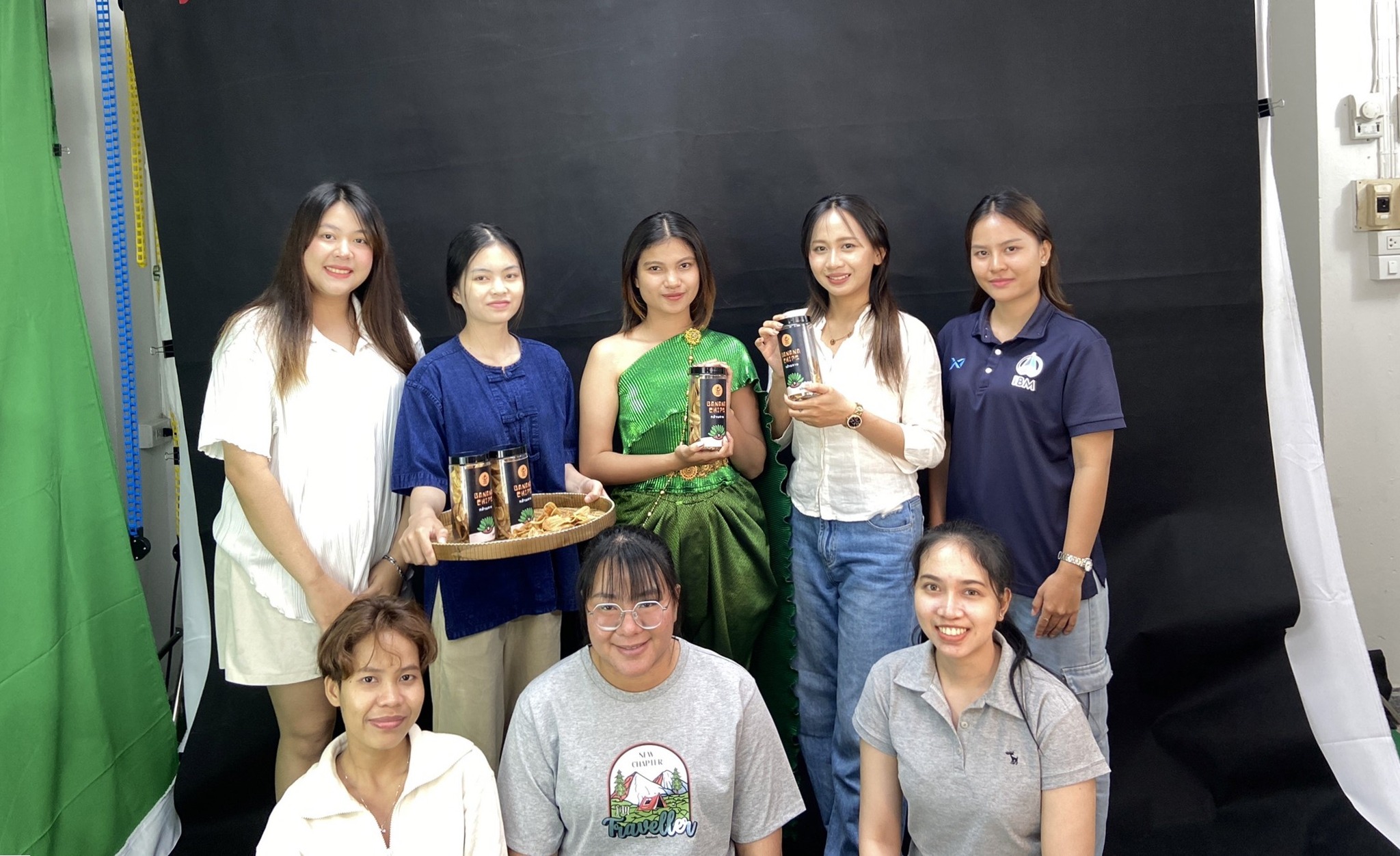 รายวิชาการจัดการธุรกิจดิจิทัลระหว่างประเทศ ------ วันที่ 23 ก.พ. 67 นักศึกษาสาขาวิชาการจัดการธุรกิจระหว่างประเทศ ถ่ายภาพสำหรับโฆษณาสินค้าในงานวิจัย รายวิชาการจัดการธุรกิจดิจิทัลระหว่างประเทศ อาจารย์ผู้สอน ผศ.ดร.ฐิติพร อุ่นใจ ณ ห้อง BBA Production