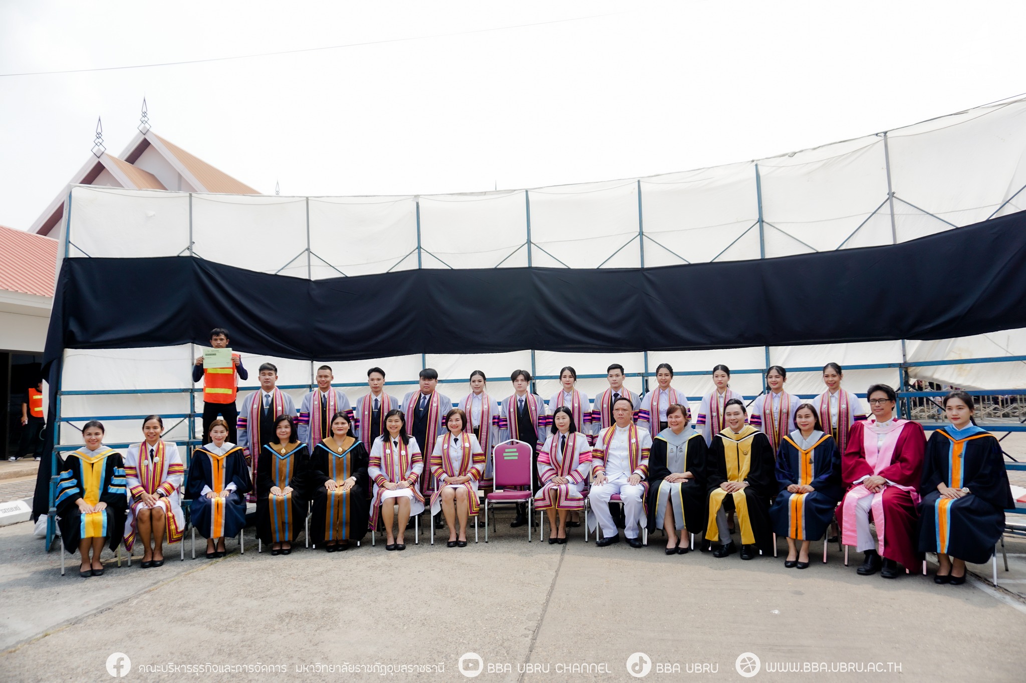 วันที่ 23 มี.ค. 67 รศ.ดร.ประนอม คำผา คณบดีคณะบริหารธุรกิจและการจัดการ พร้อมด้วยผู้บริหาร คณาจารย์ และบุคลากรร่วมถ่ายภาพหมู่เรียนบัณฑิต คณะบริหารธุรกิจและการจัดการ มหาวิทยาลัยราชภัฏอุบลราชธานี ณ หอประชุมไพรพะยอม มหาวิทยาลัยราชภัฏอุบลราชธานี