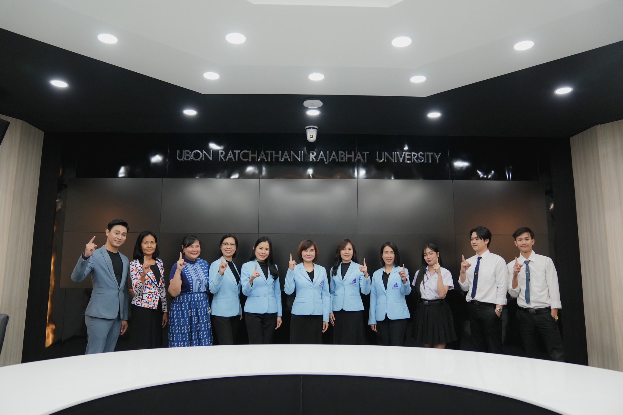 วันที่ 18 ต.ค. 66 ผศ.ดร.ประไพพิศ เลียบสื่อตระกูล รองคณบดีฝ่ายวิชาการ และ ผศ.วันวิสา มากดี รองคณบดีฝ่ายพัฒนานักศึกษา พร้อมด้วยคณาจารย์ บุคลากร และนักศึกษา คณะบริหารธุรกิจและการจัดการ ร่วมกิจกรรม Live สด แนะแนวการเข้าศึกษา ปี 2567