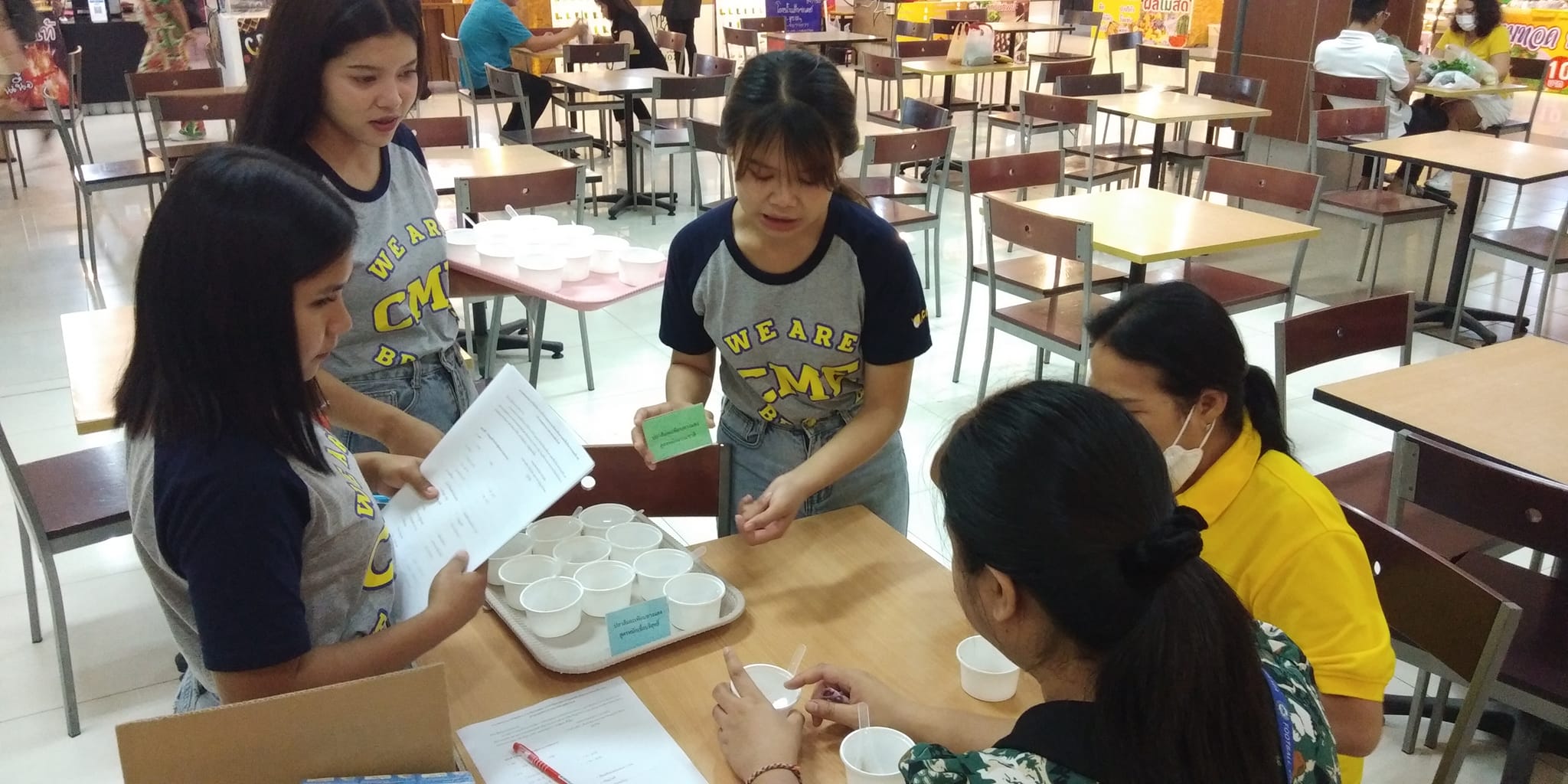 CME เราพร้อมให้นักศึกษาฝึกปฏิบัติจริง ทดสอบการนำสินค้าออกสู่ตลาดจริง พร้อมให้นักศึกษาได้เรียนรู้นอกห้องเรียนกับผู้ประกอบการตัวจริง กว่าจะได้ 1 ผลิตภัณฑ์ใหม่ที่พร้อมส่งมอบคุณค่าที่ดีให้ลูกค้า อาหารปลอดภัย อาหารท้องถิ่น