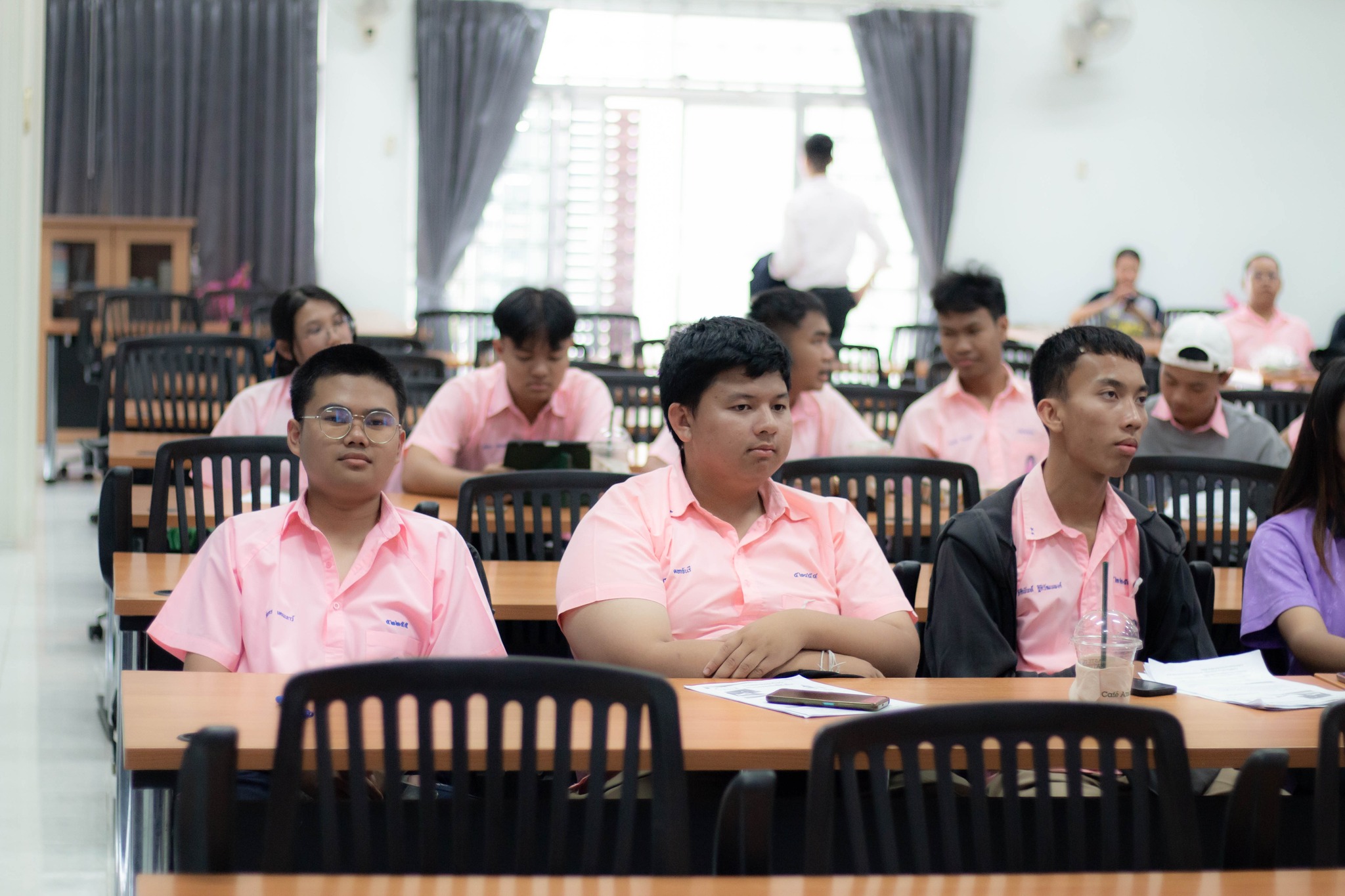 วันที่ 2 กุมภาพันธ์ 2567 คณะบริหารธุรกิจและการจัดการ มหาวิทยาลัยราชภัฏอุบลราชธานี ร่วมกับ โรงเรียนนารีนุกูล จัดกิจกรรมอบรมการขายออนไลน์ทางรอดธุรกิจที่ยังยืน และเทคนิคฉีกกรอกถ่ายภาพสินค้าให้ยูนีคมีสไตล์ เพื่อส่งเสริมความร่วมมือทางด้านวิชาการ และการดำเนินกิ
