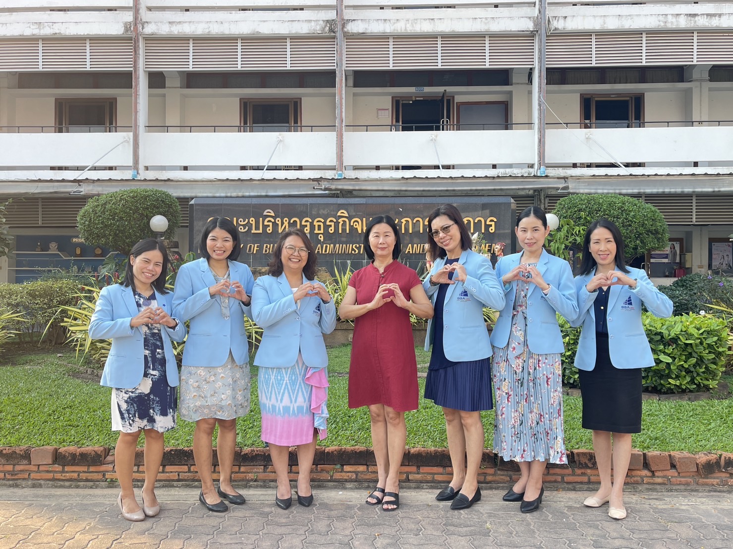 วันที่ 1 ก.พ. 67 นำโดย ผศ.ดร.หทัยรัตน์ ไชยสัตย์ และคณาจารย์ ร่วมแสดงความยินดีกับ รศ.ดร.ประนอม คำผา ที่ดำรงตำแหน่ง คณบดีคณะบริหารธุรกิจและการจัดการ มหาวิทยาลัยราชภัฏอุบลราชธานี ---------------- #คณะบริหารธุรกิจและการจัดการ #มหาวิทยาลัยราชภัฏอุบลราชธานี