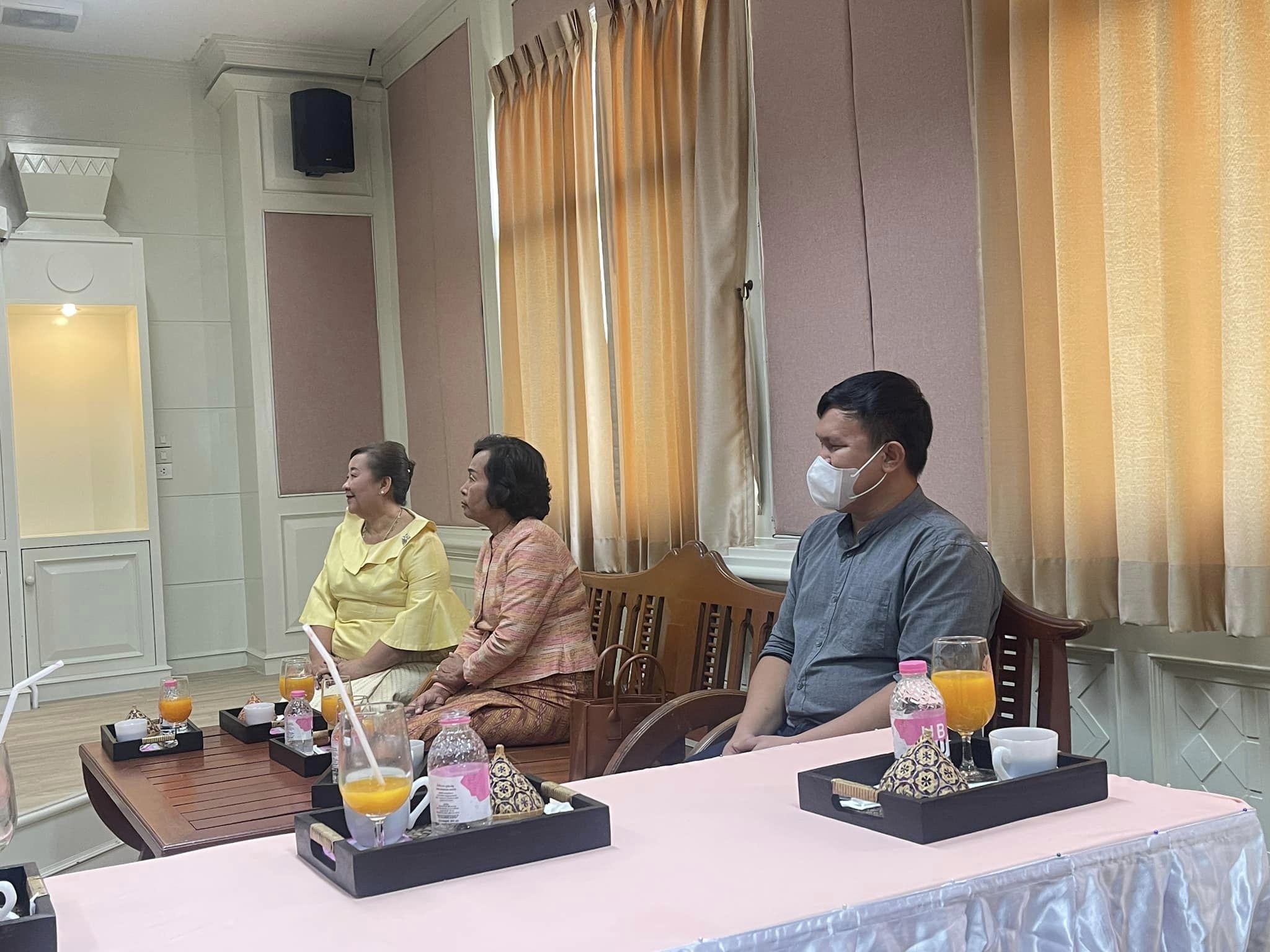 รองศาสตรจารย์ ดร.ประนอม คำผา คณบดีคณะบริหารธุรกิจและการจัดการ มอบหมายให้ รองศาสตราจารย์ ดร.ปิยกนิฏฐ์ โชติวนิช รองคณบดีฝ่ายบริหาร อาจารย์พรชัย วีระนันทาเวทย์ รองคณบดีฝ่ายพัฒนานักศึกษา นำคณาจารย์ บุคลากร และนักศึกษาเข้าร่วมกิจกรรมประชุมวิชาการเรื่อง ?จากอ