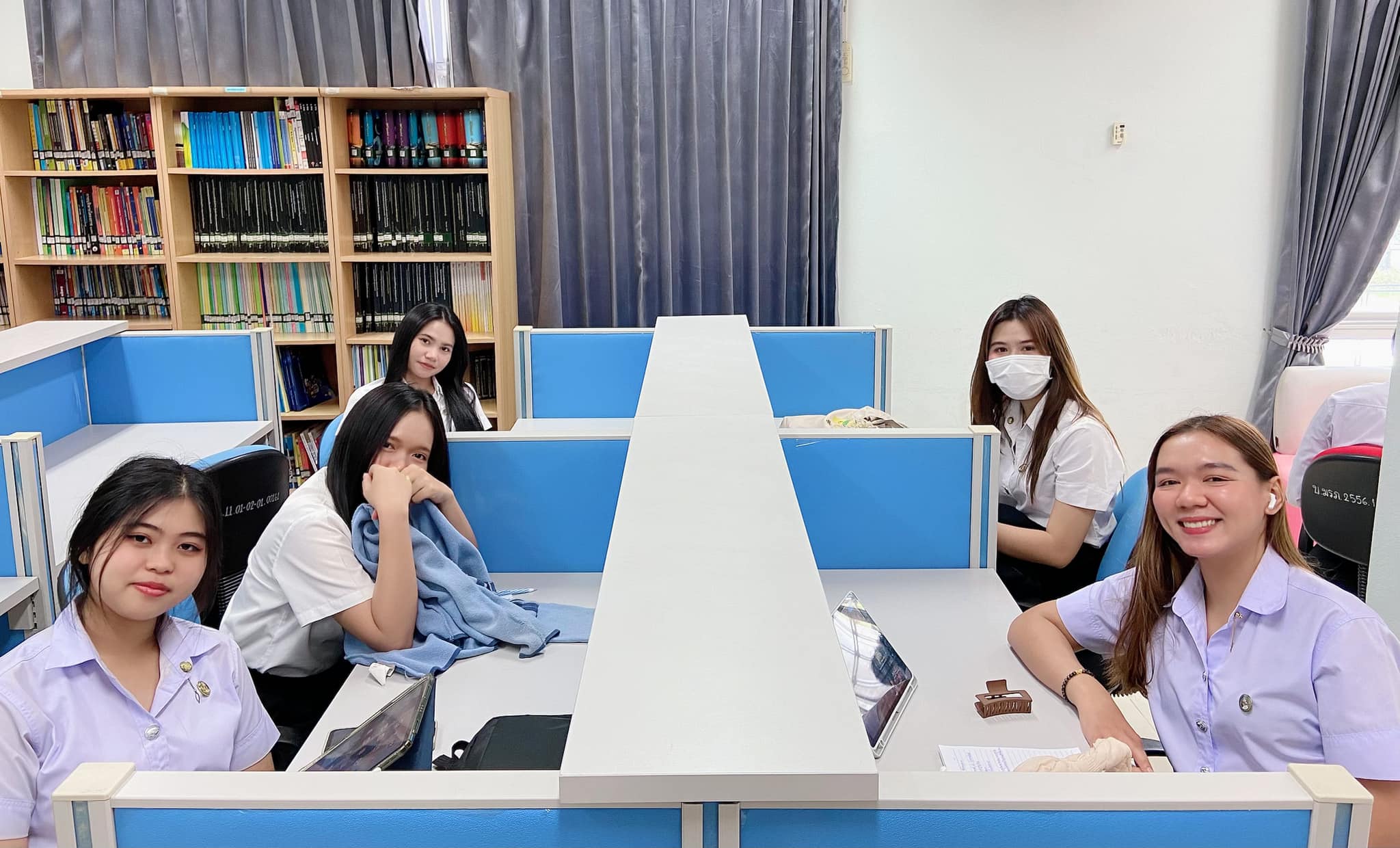 อ่านหนังสือจะได้ความรู้ แต่อ่านใจเราดูอะจะได้ความรัก สอบวันที่ 4 แล้ว ห้องสมุดเรายังคึกคักทุกวันเล๊ยยยย พรุ่งนี้สอบวันสุดท้าย อย่าลืมแวะมานั่งอ่านหนังสือด้วยกันน๊าาาาาา สอบปลายภาคของนักศึกษามหาวิทยาลัยราชภัฏอุบลราชธานี อ่านหนังสือจะได้ความรู้ แต่อ่านใจเ