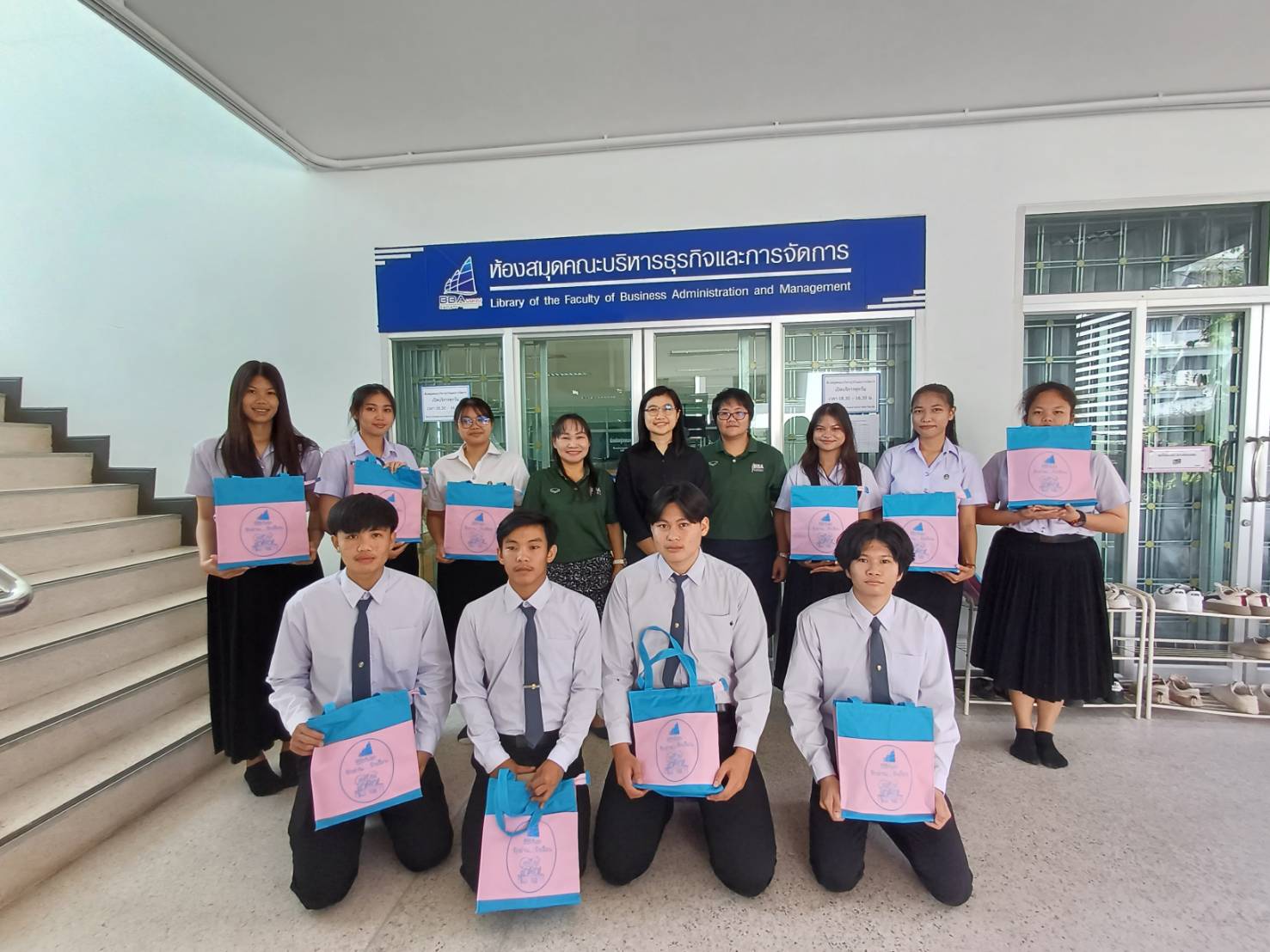 วันพุธที่ 28 กุมภาพันธ์ 2567 ผู้ช่วยศาสตราจารย์ ดร.ฐิติพร อุ่นใจ รองคณบดีฝ่ายวิชาการ ให้เกียรติมอบรางวัลให้กับนักศึกษา ที่มีสถิติการเข้าใช้บริการห้องสมุดคณะบริหารธุรกิจและการจัดการสูงสุด ประจำภาคเรียนที่ 2/2566 ใน