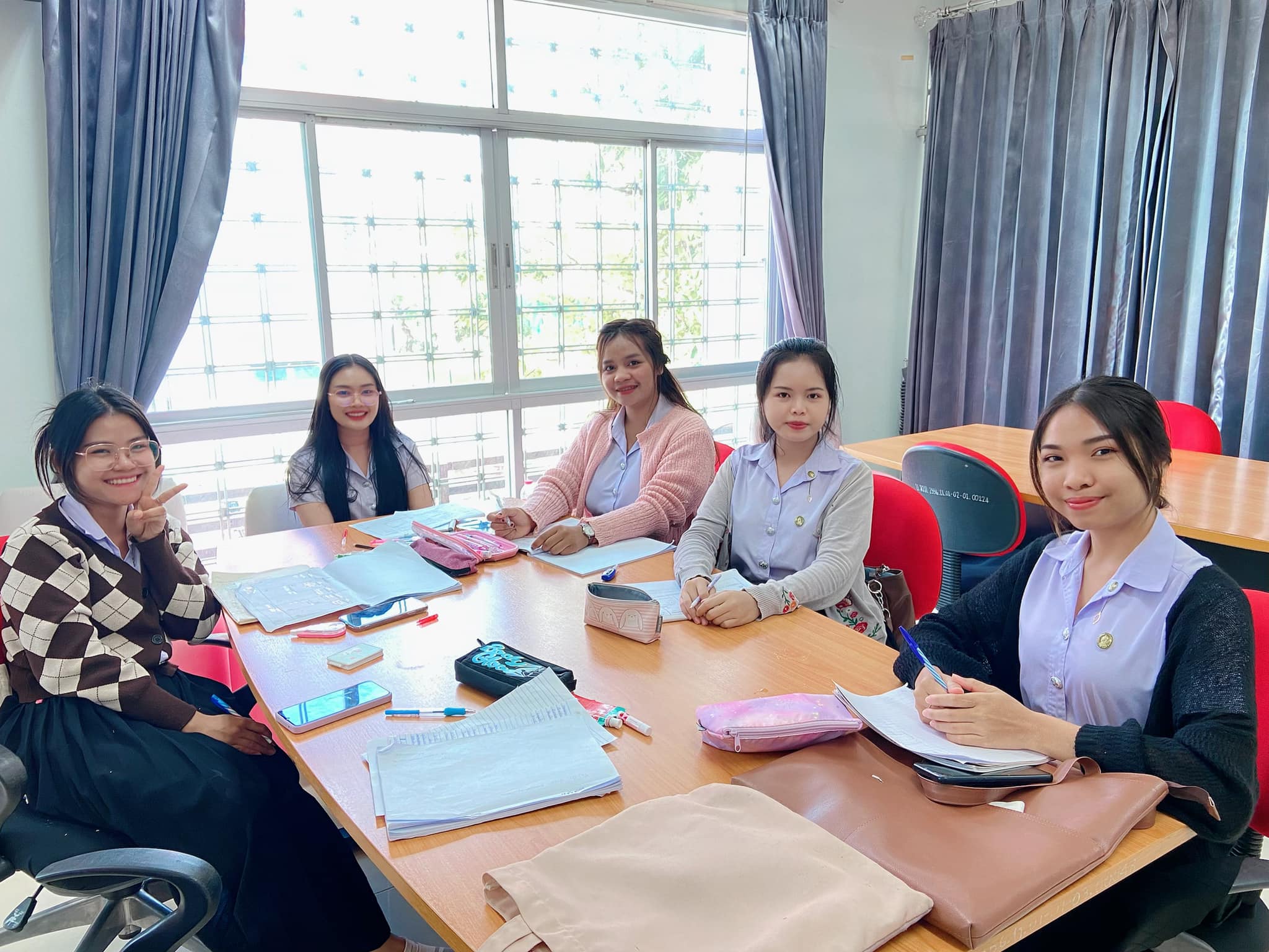 อ่านหนังสือจะได้ความรู้ แต่อ่านใจเราดูอะจะได้ความรัก สอบวันที่ 4 แล้ว ห้องสมุดเรายังคึกคักทุกวันเล๊ยยยย พรุ่งนี้สอบวันสุดท้าย อย่าลืมแวะมานั่งอ่านหนังสือด้วยกันน๊าาาาาา สอบปลายภาคของนักศึกษามหาวิทยาลัยราชภัฏอุบลราชธานี อ่านหนังสือจะได้ความรู้ แต่อ่านใจเ