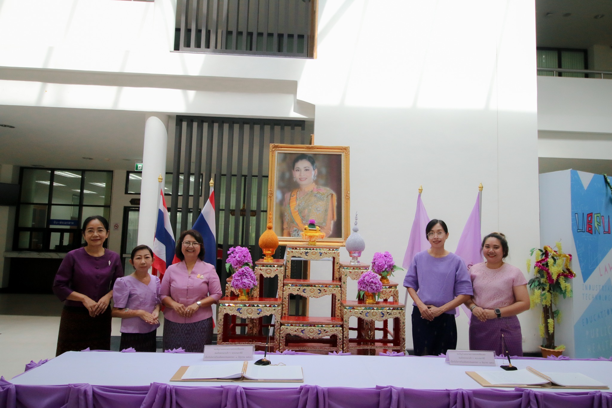 วันที่ ๑๓ มิ.ย. ๖๖ ลงนามถวายพระพร สมเด็จพระนางเจ้าฯพระบรมราชินี เนื่องในโอกาสวันเฉลิมพระชมพรรษา ๓ มิถุนายน ๒๕๖๖ ณ ห้องโถงกลาง ชั้น ๑ อาคารเรียนและปฏิบัติการ มหาวิทยาลัยราชภัฏอุบลราชธานี